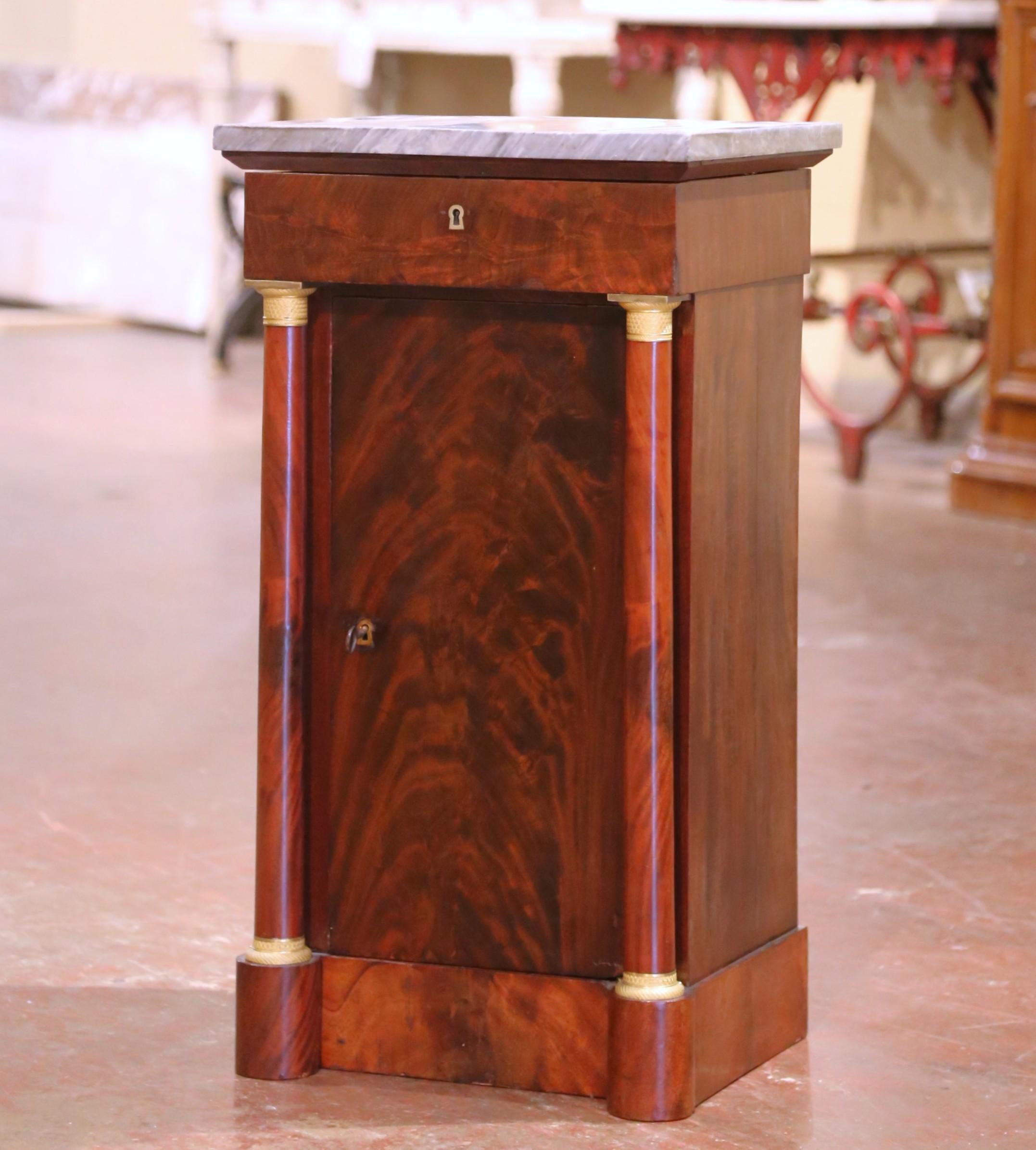 19. Jahrhundert Französisch Empire Marmor Top geschnitzt Nussbaum Vanity Cabinet mit Spiegel im Angebot 1