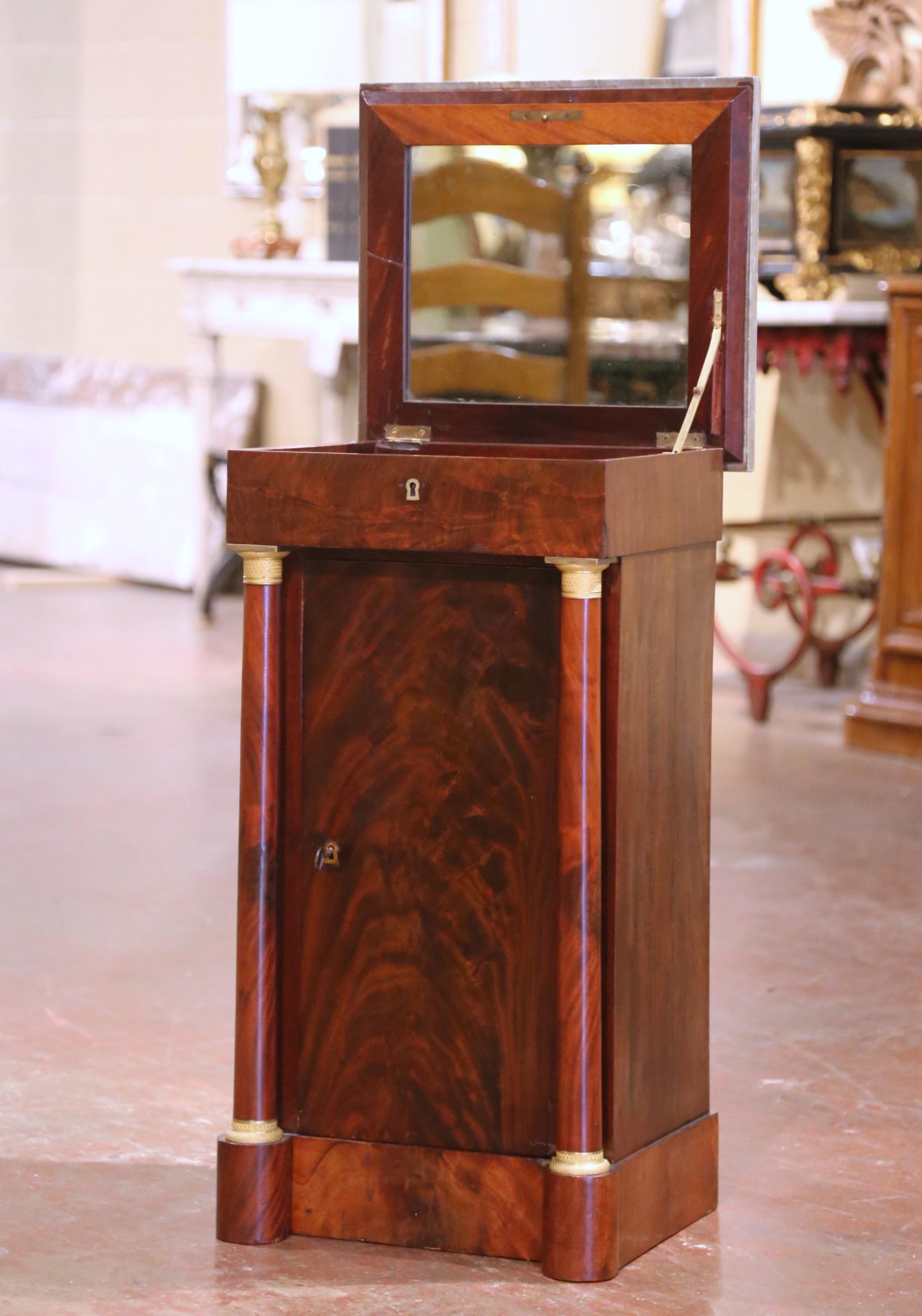 19. Jahrhundert Französisch Empire Marmor Top geschnitzt Nussbaum Vanity Cabinet mit Spiegel im Angebot 2