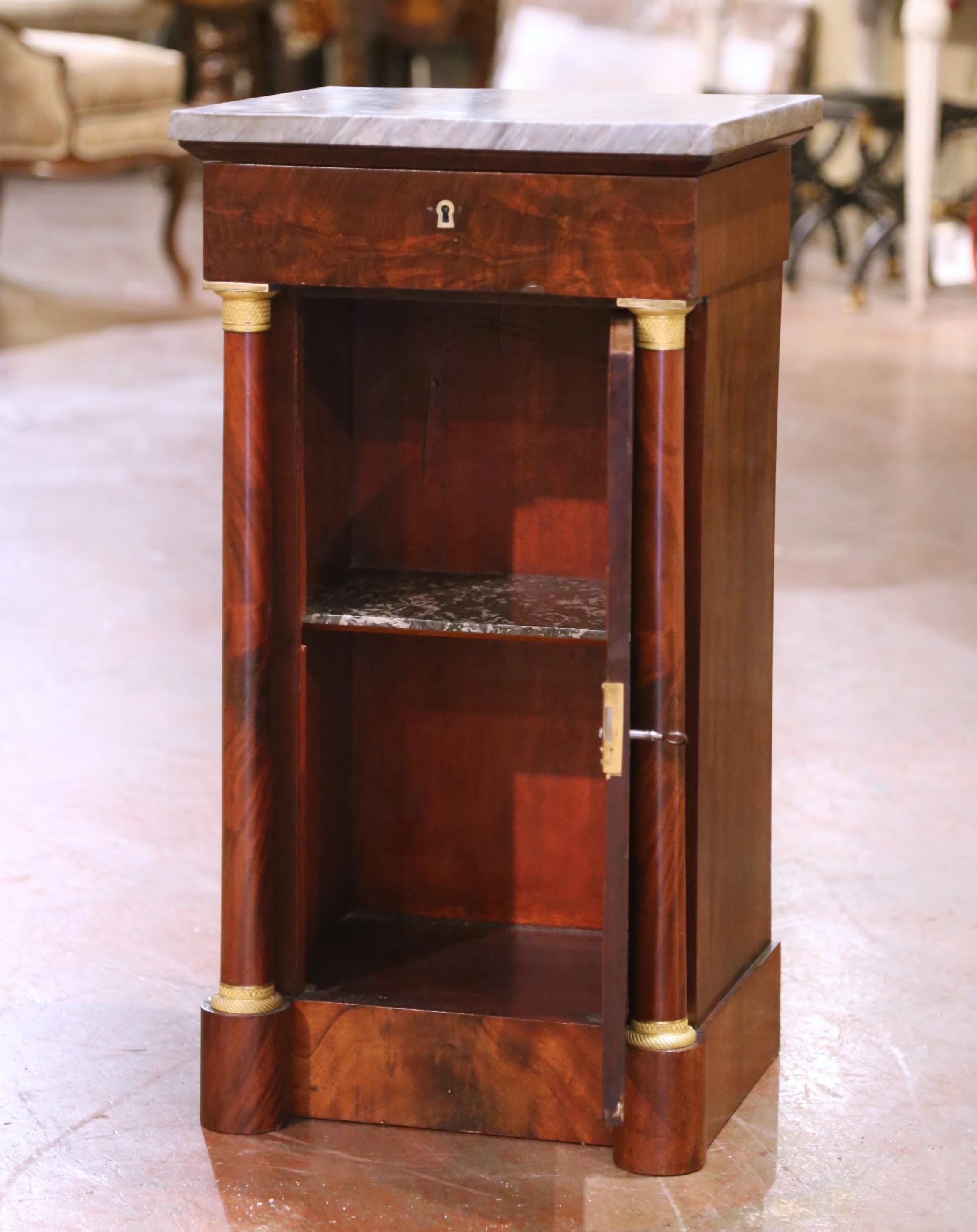 19. Jahrhundert Französisch Empire Marmor Top geschnitzt Nussbaum Vanity Cabinet mit Spiegel im Angebot 3