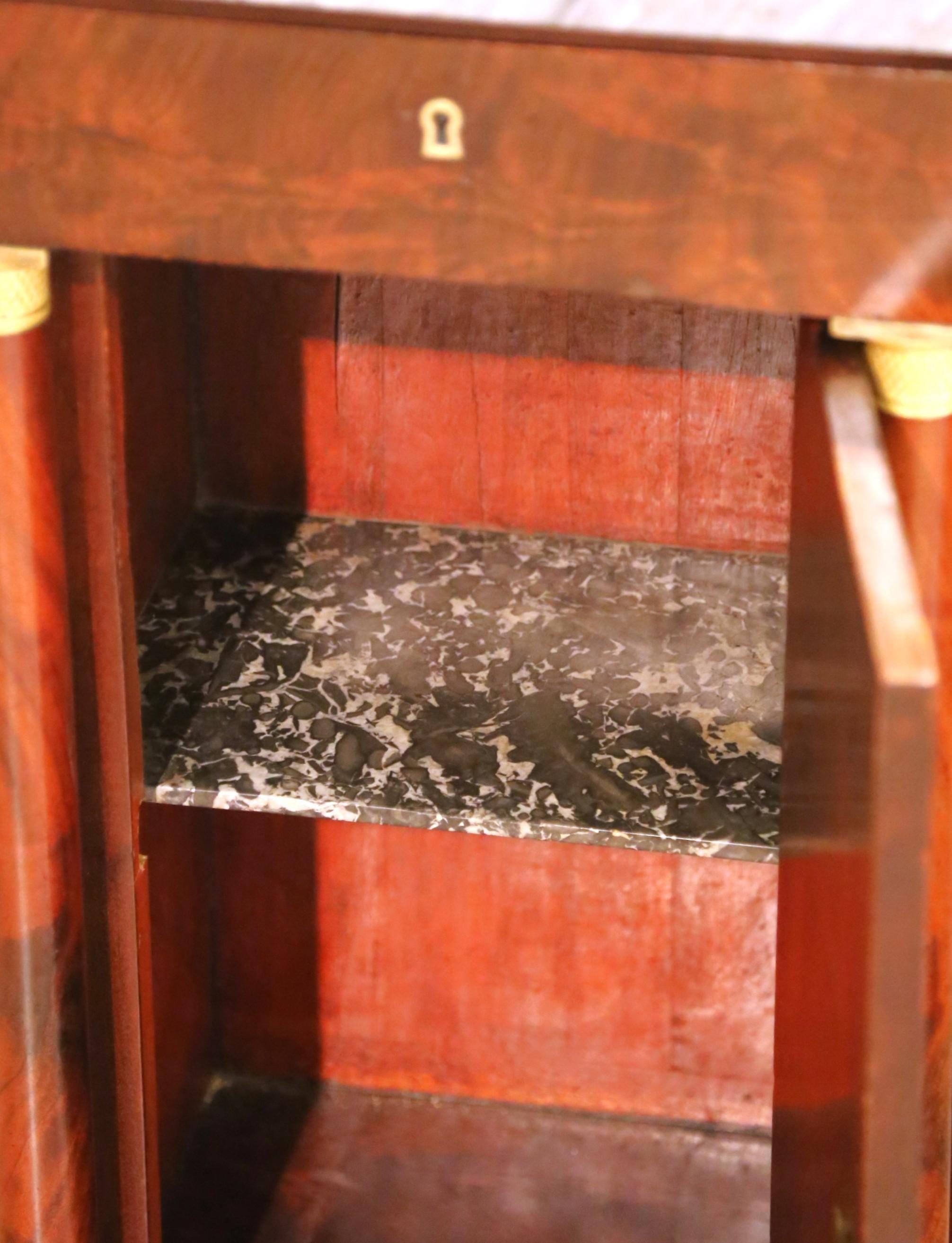 19. Jahrhundert Französisch Empire Marmor Top geschnitzt Nussbaum Vanity Cabinet mit Spiegel im Angebot 4