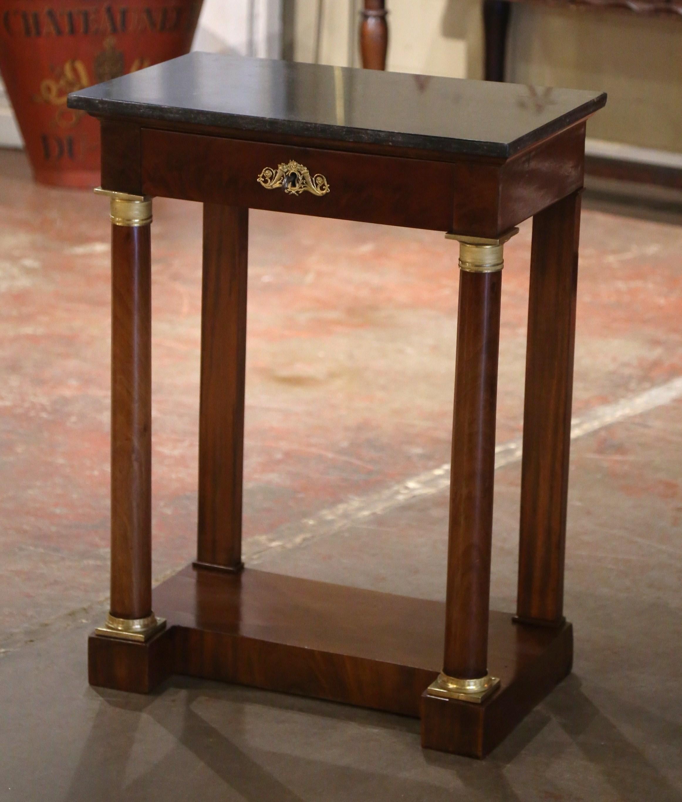 XIXe siècle Console en acajou à plateau de marbre Empire français du 19e siècle avec tiroir en vente
