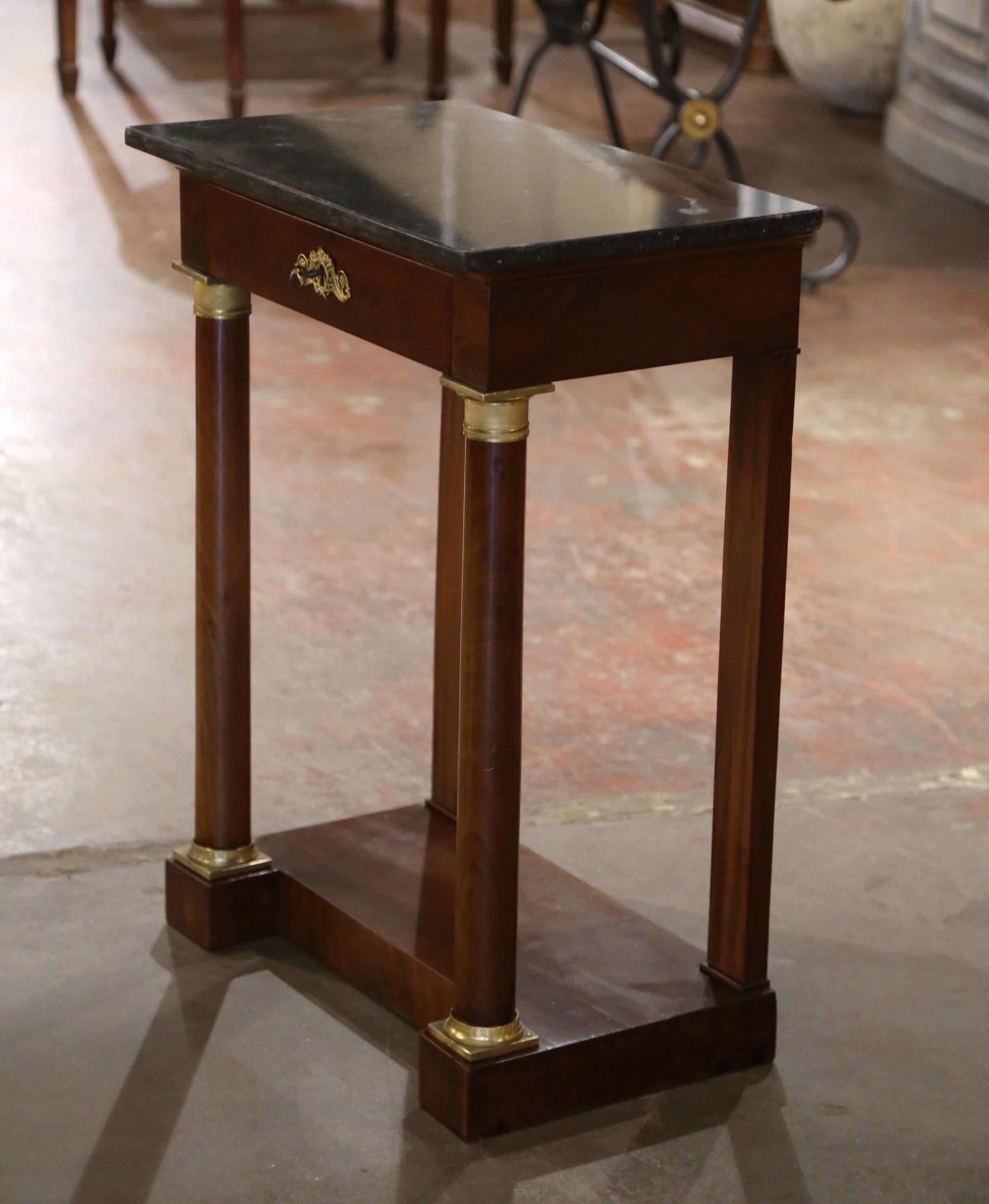 Marbre Console en acajou à plateau de marbre Empire français du 19e siècle avec tiroir en vente