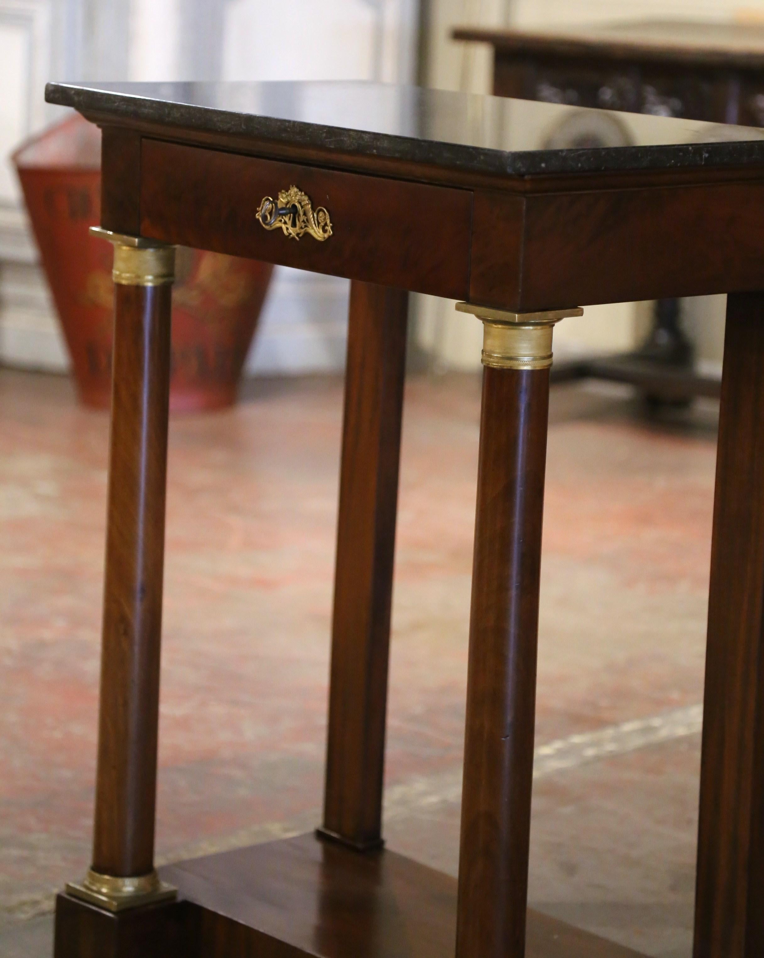 Console en acajou à plateau de marbre Empire français du 19e siècle avec tiroir en vente 1