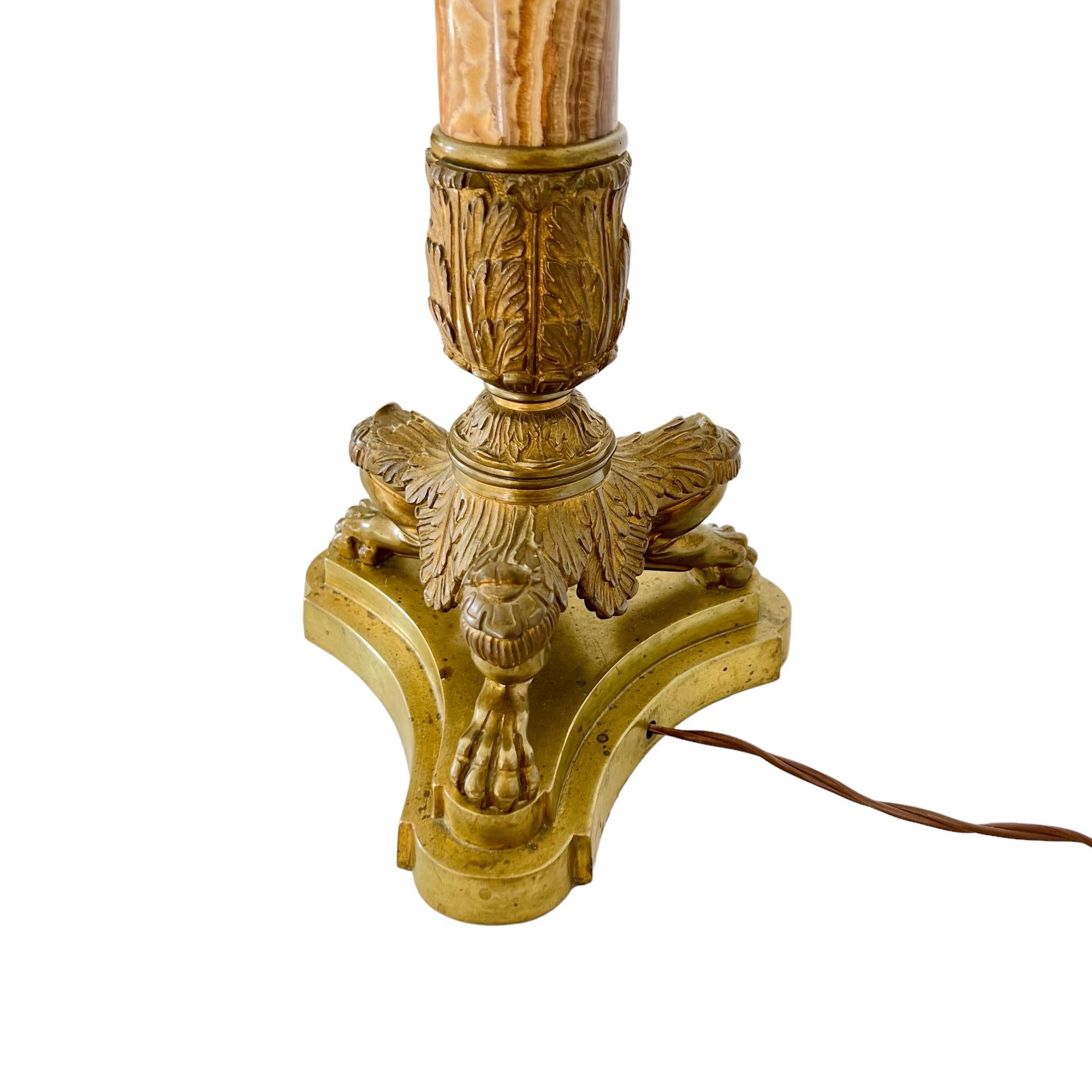 Lampe Empire française du 19e siècle, pieds en pattes de laiton et onyx en vente 3