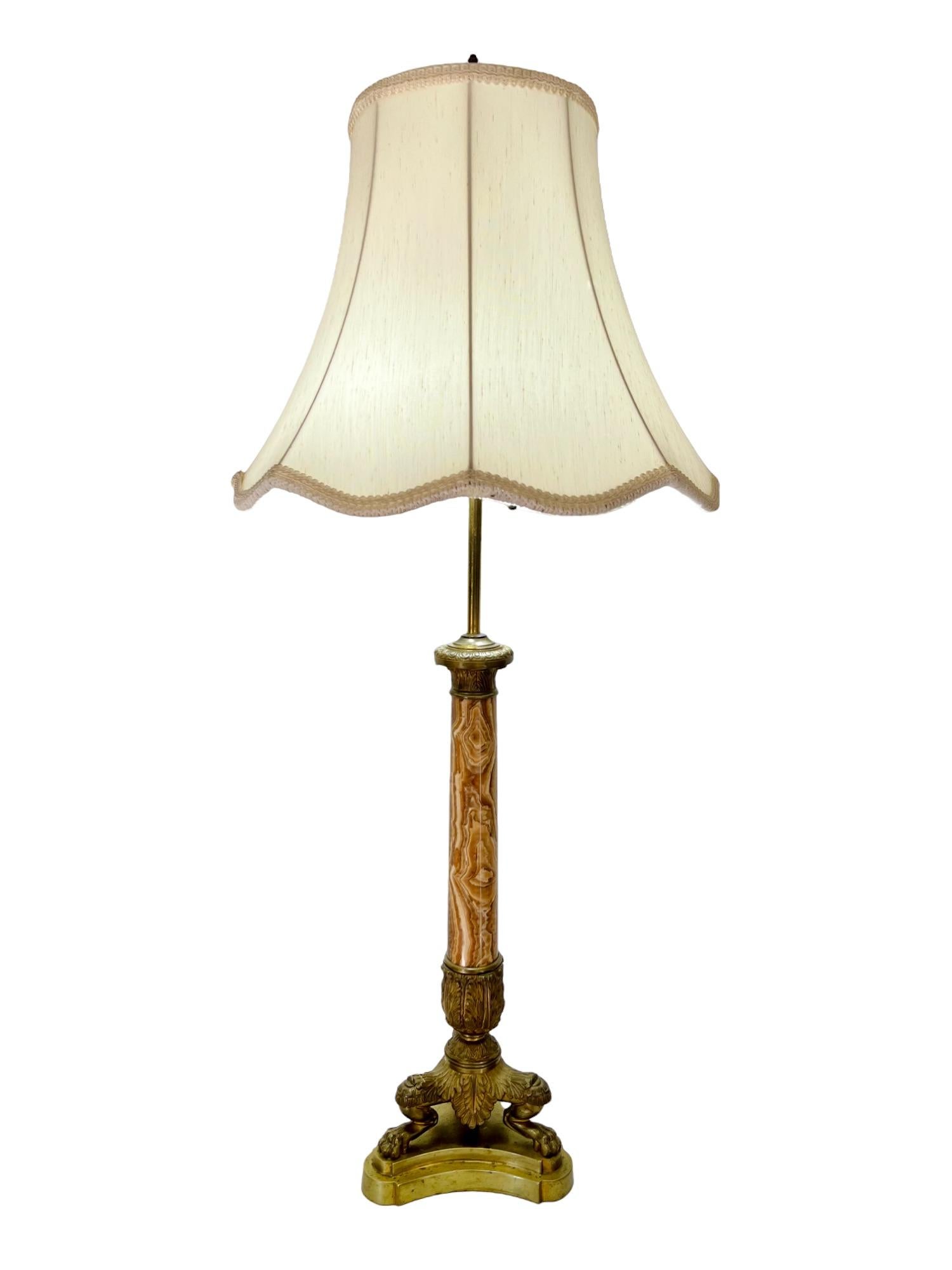 Français Lampe Empire française du 19e siècle, pieds en pattes de laiton et onyx en vente