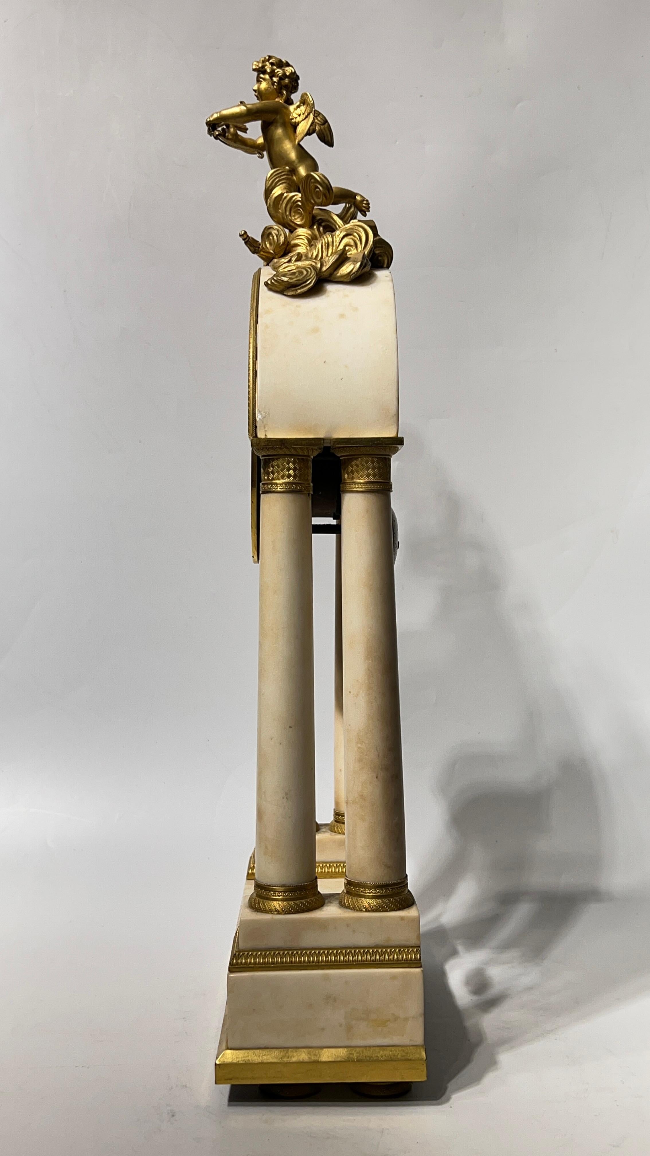 Impero francese del XIX secolo  Orologio da portico in bronzo Ormolu e marmo bianco in vendita 4