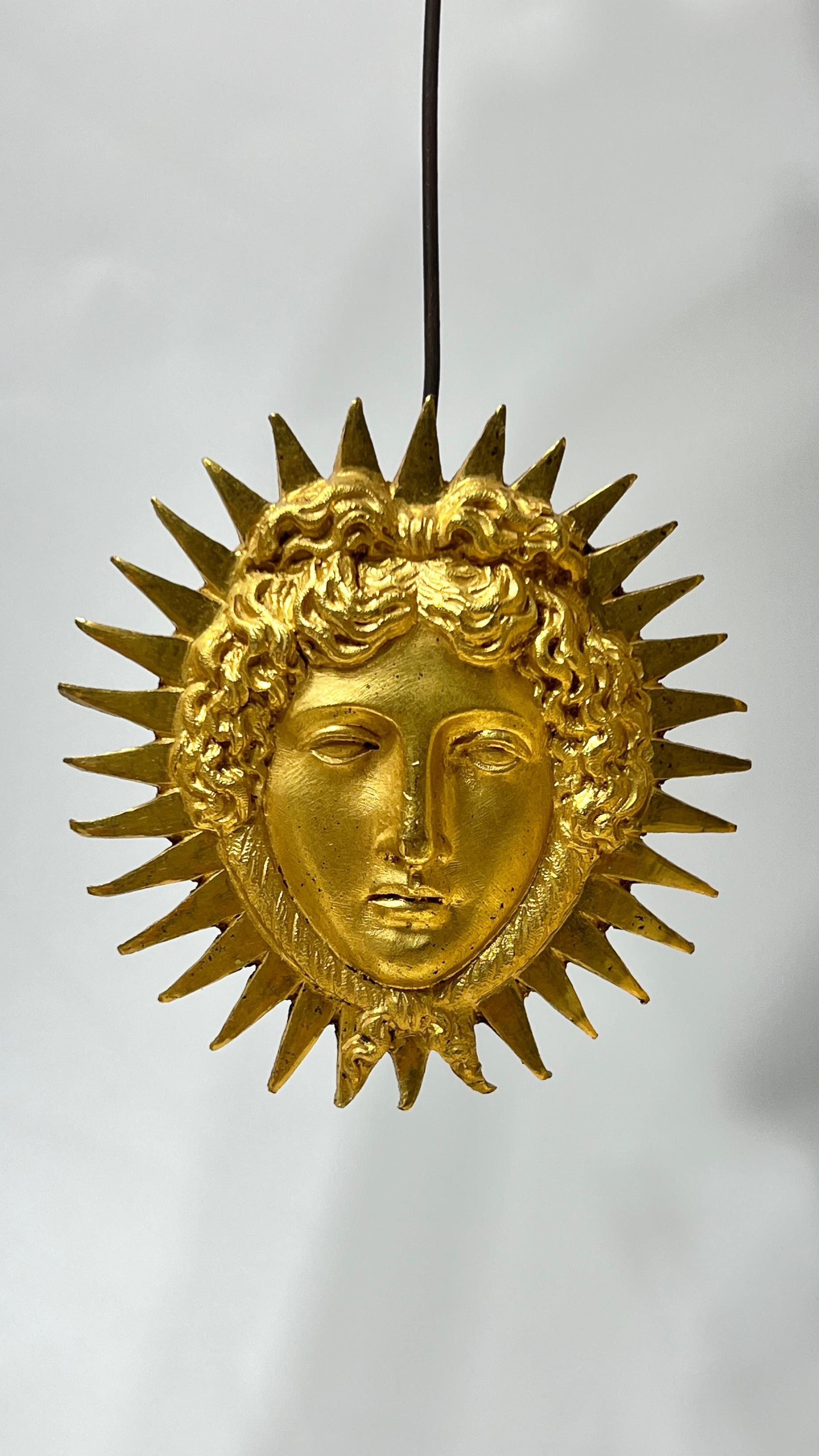 Stile impero Impero francese del XIX secolo  Orologio da portico in bronzo Ormolu e marmo bianco in vendita