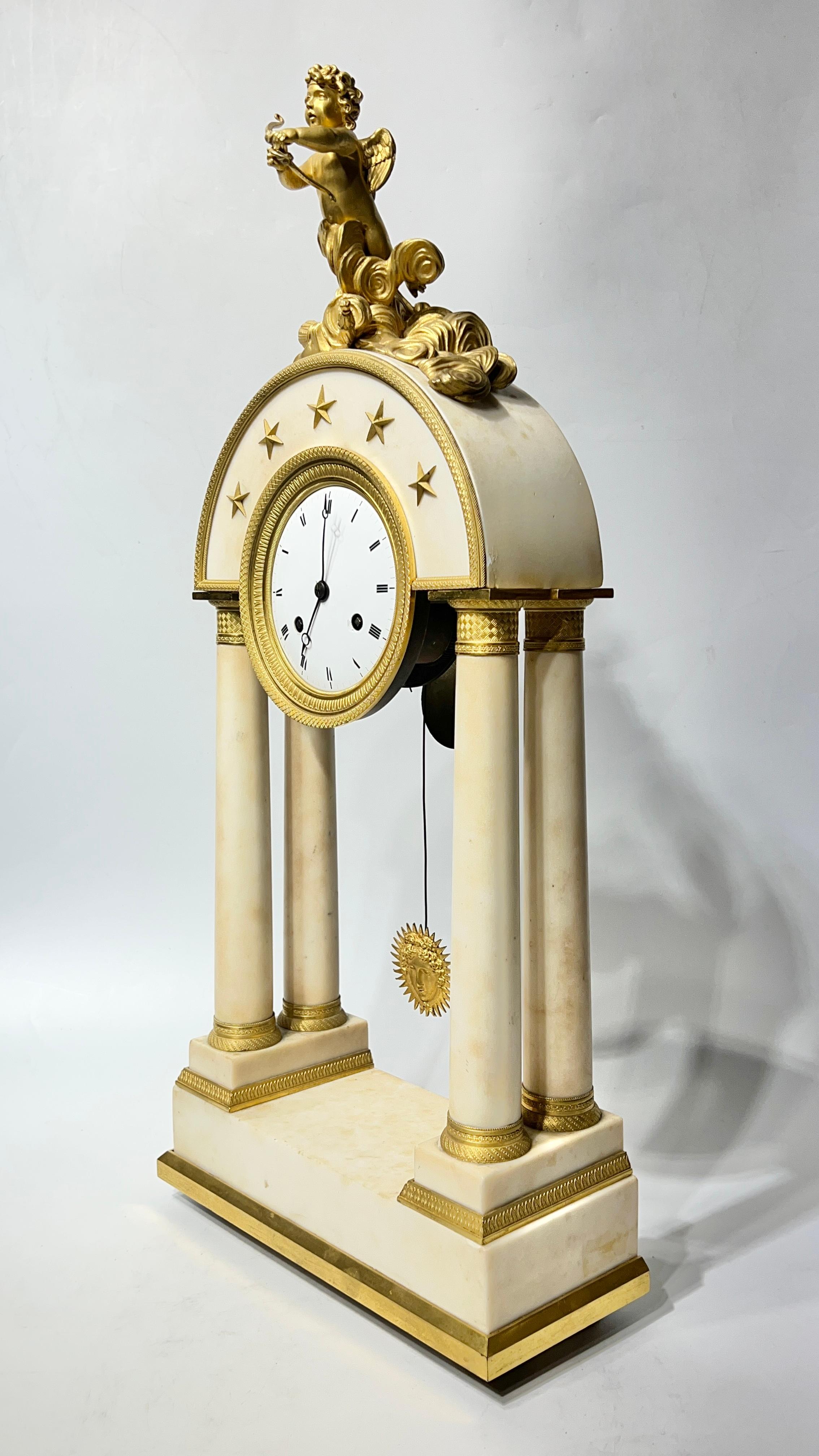 Francese Impero francese del XIX secolo  Orologio da portico in bronzo Ormolu e marmo bianco in vendita
