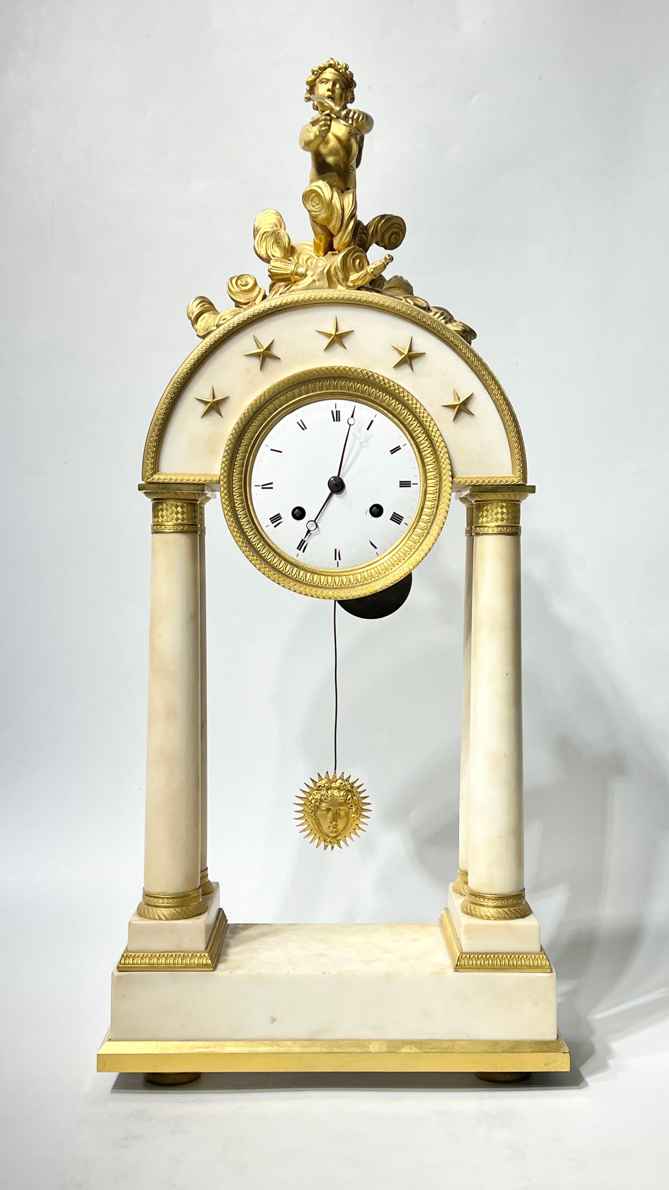 Dorato Impero francese del XIX secolo  Orologio da portico in bronzo Ormolu e marmo bianco in vendita