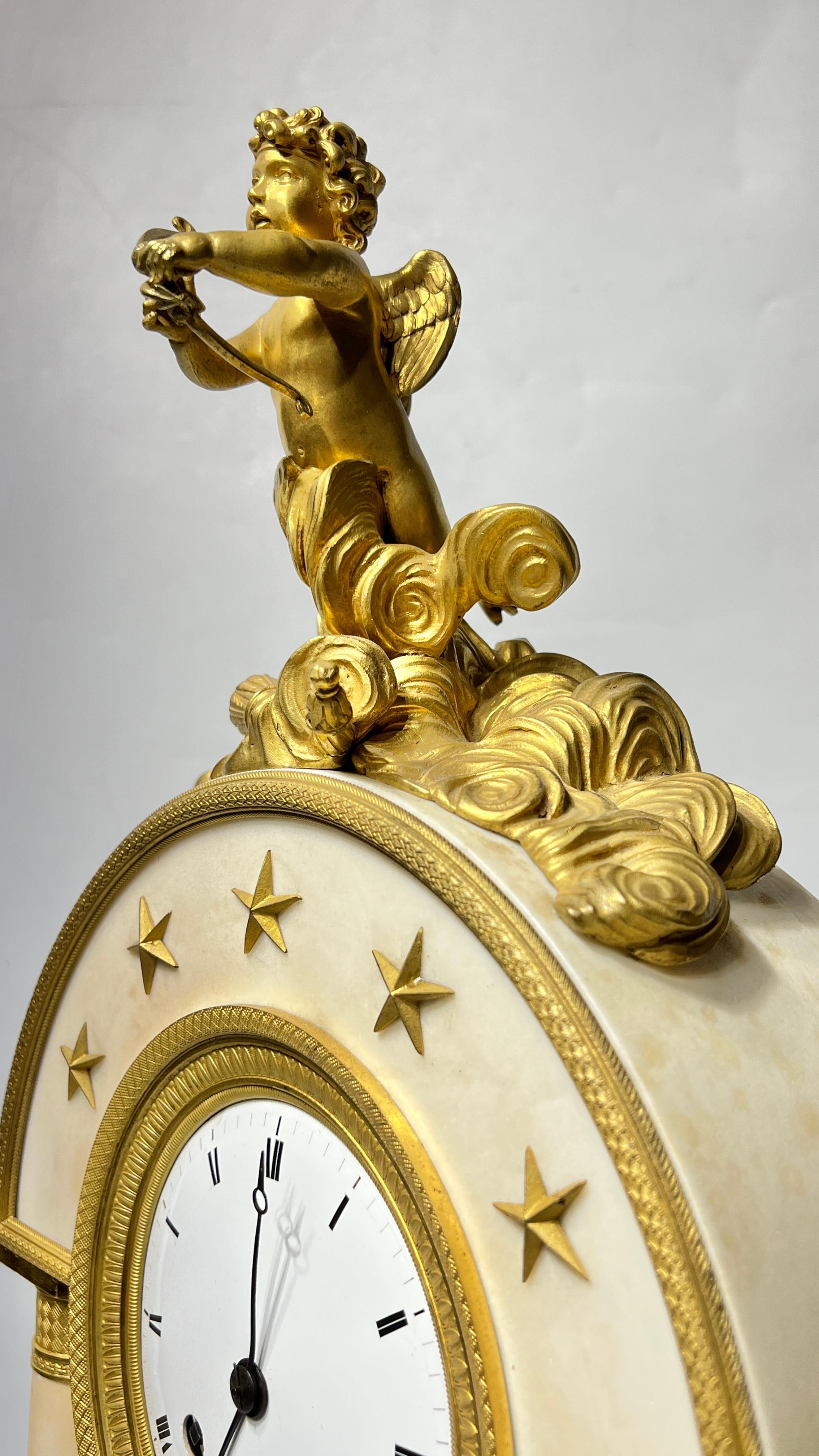 Impero francese del XIX secolo  Orologio da portico in bronzo Ormolu e marmo bianco In condizioni buone in vendita a New York, NY