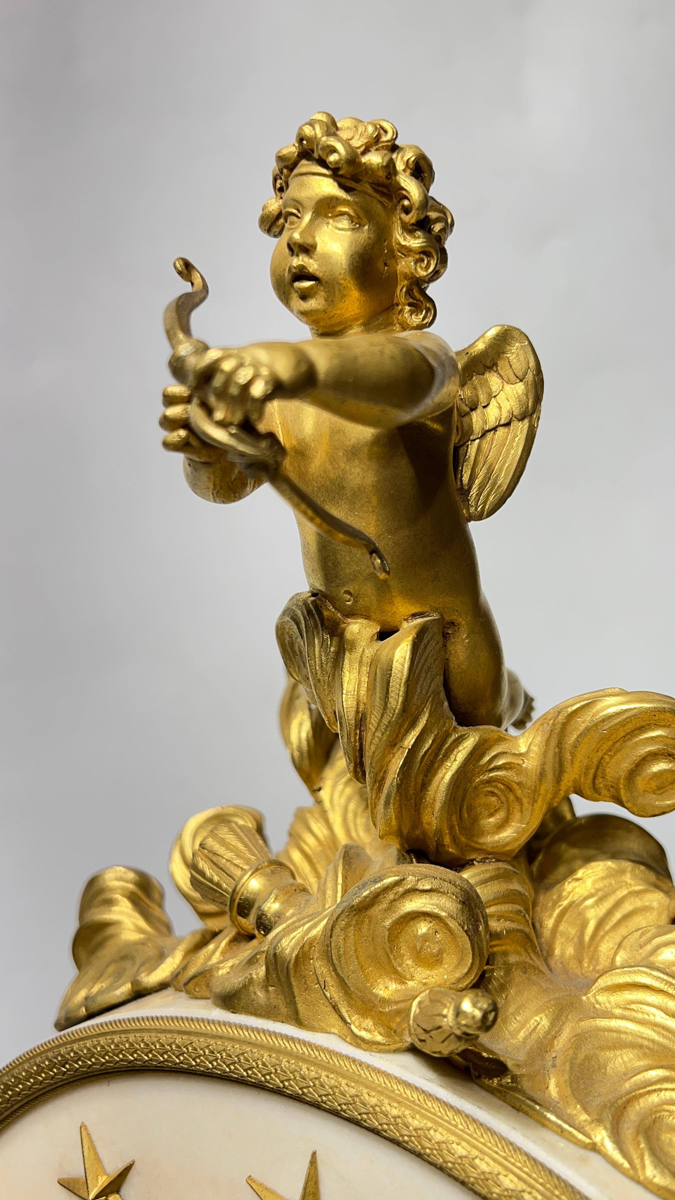Bronzo Impero francese del XIX secolo  Orologio da portico in bronzo Ormolu e marmo bianco in vendita