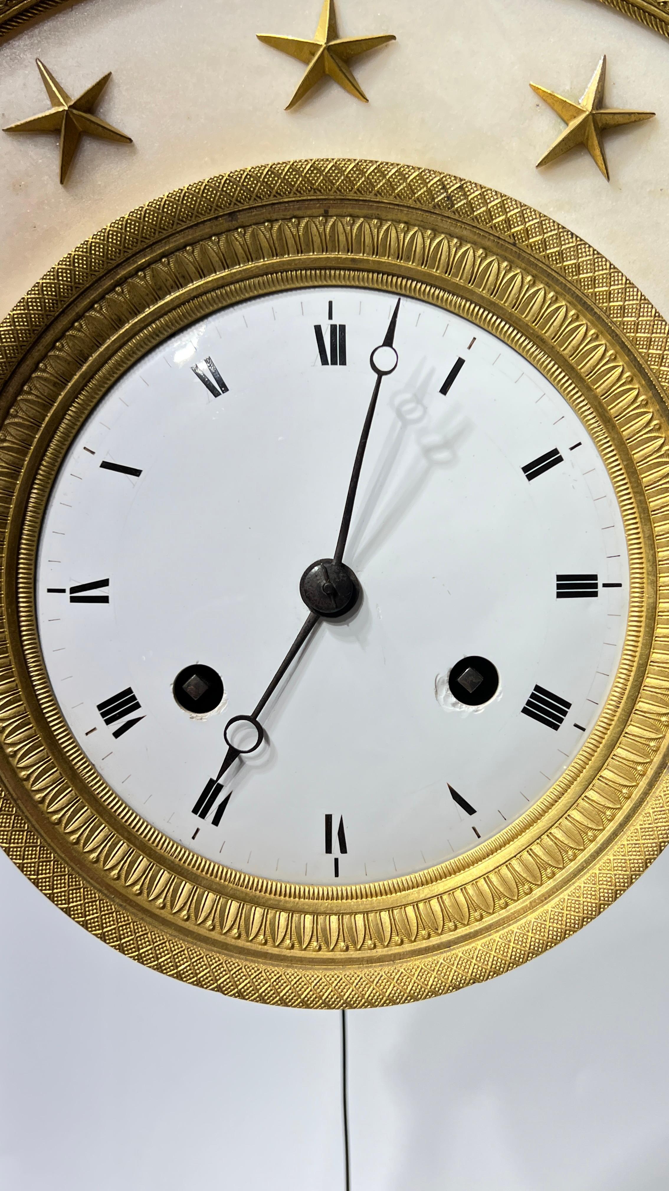 Impero francese del XIX secolo  Orologio da portico in bronzo Ormolu e marmo bianco in vendita 1