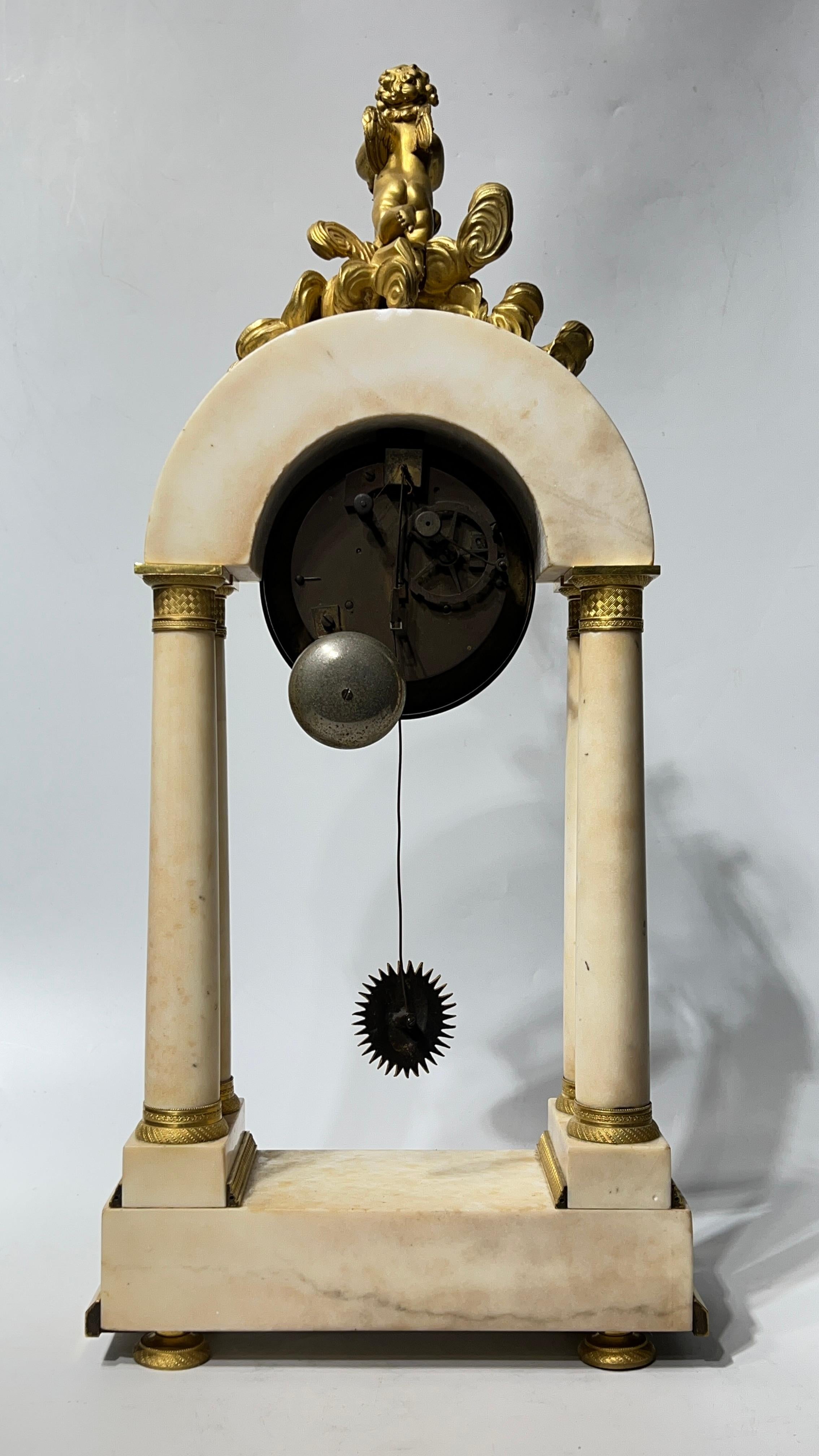 Impero francese del XIX secolo  Orologio da portico in bronzo Ormolu e marmo bianco in vendita 2
