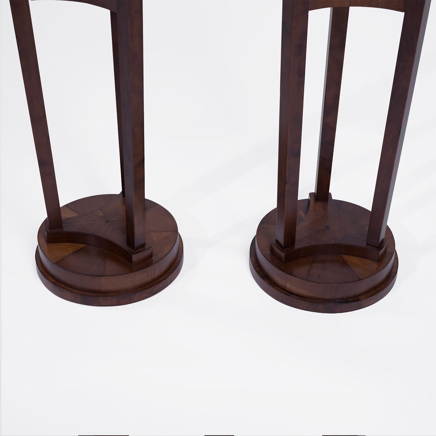 Biedermeier Paire de piédestaux Empire français anciens en acajou poli du 19ème siècle en vente
