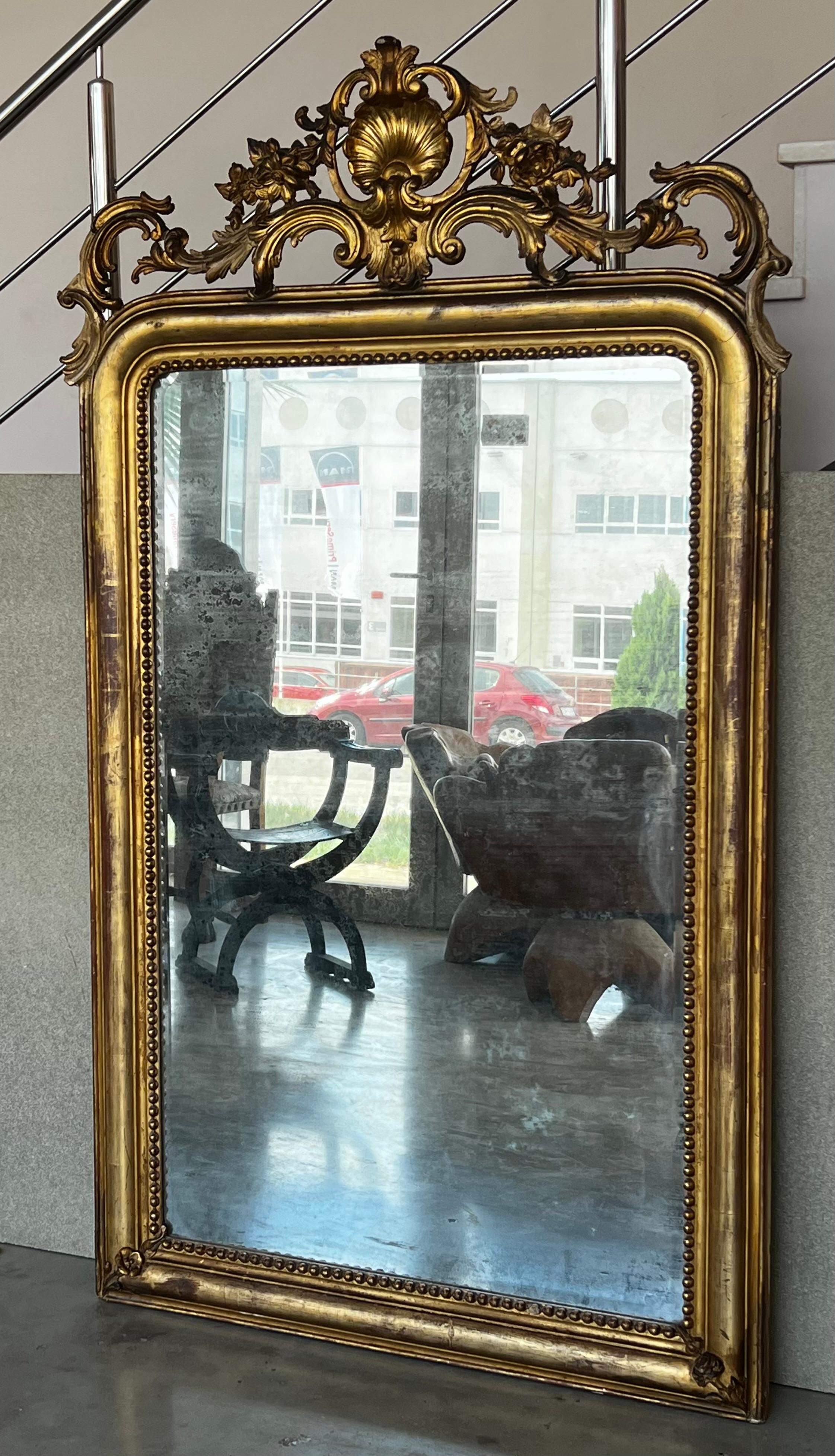 miroir rectangulaire d'époque Empire français du 19e siècle en bois doré sculpté.
Un exceptionnel miroir français assorti, sculpté et doré à la main. Hautement sculpté de fleurs, verre d'origine et dos en bois d'origine, France, 19ème siècle.