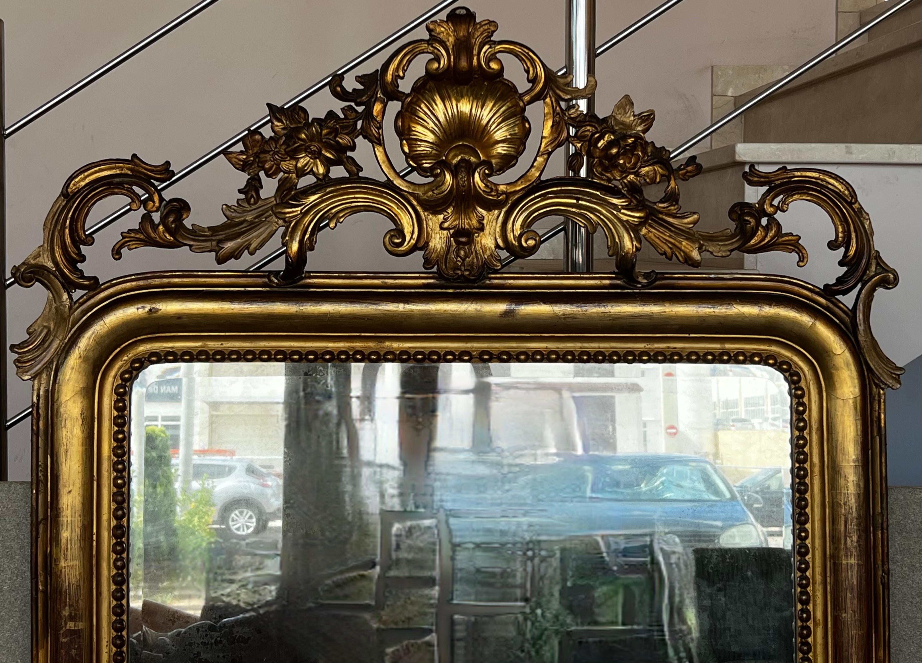 Français Miroir rectangulaire en bois doré sculpté avec crête, datant de la période de l'Empire français, XIXe siècle en vente