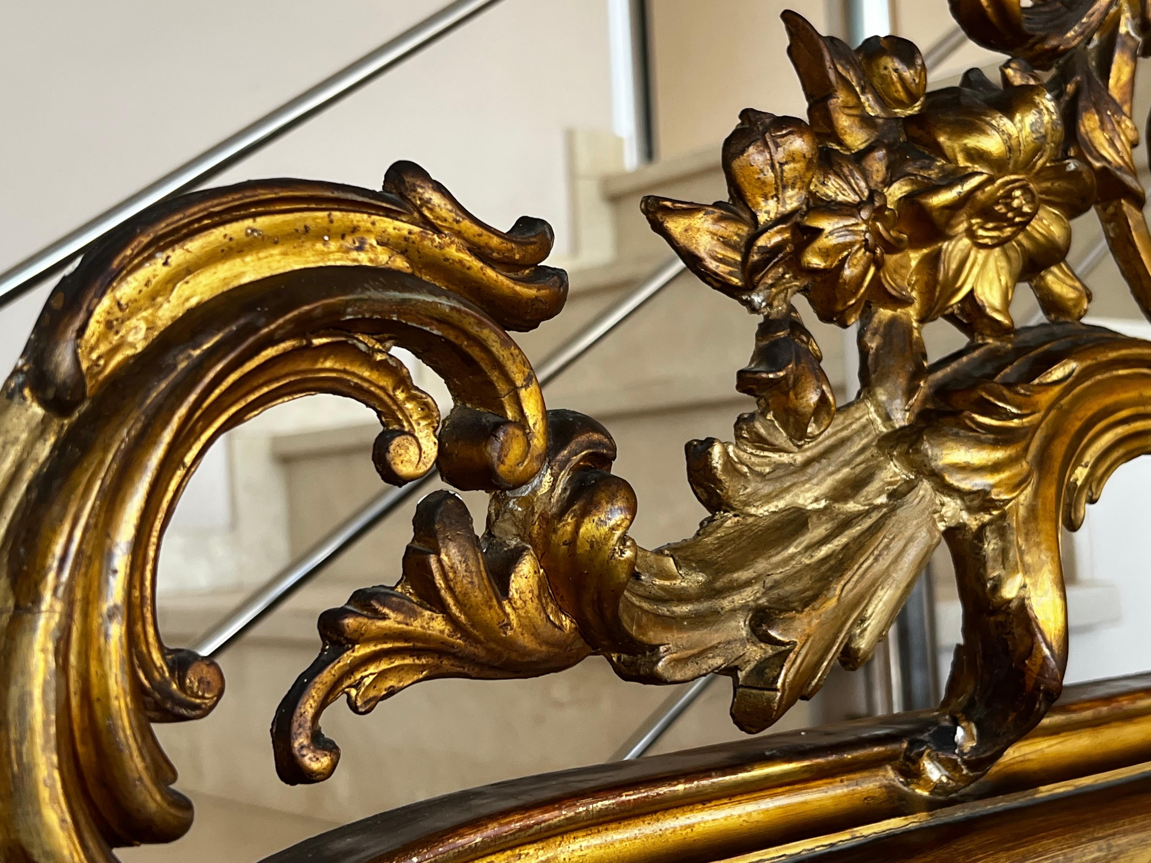 Sculpté à la main Miroir rectangulaire en bois doré sculpté avec crête, datant de la période de l'Empire français, XIXe siècle en vente