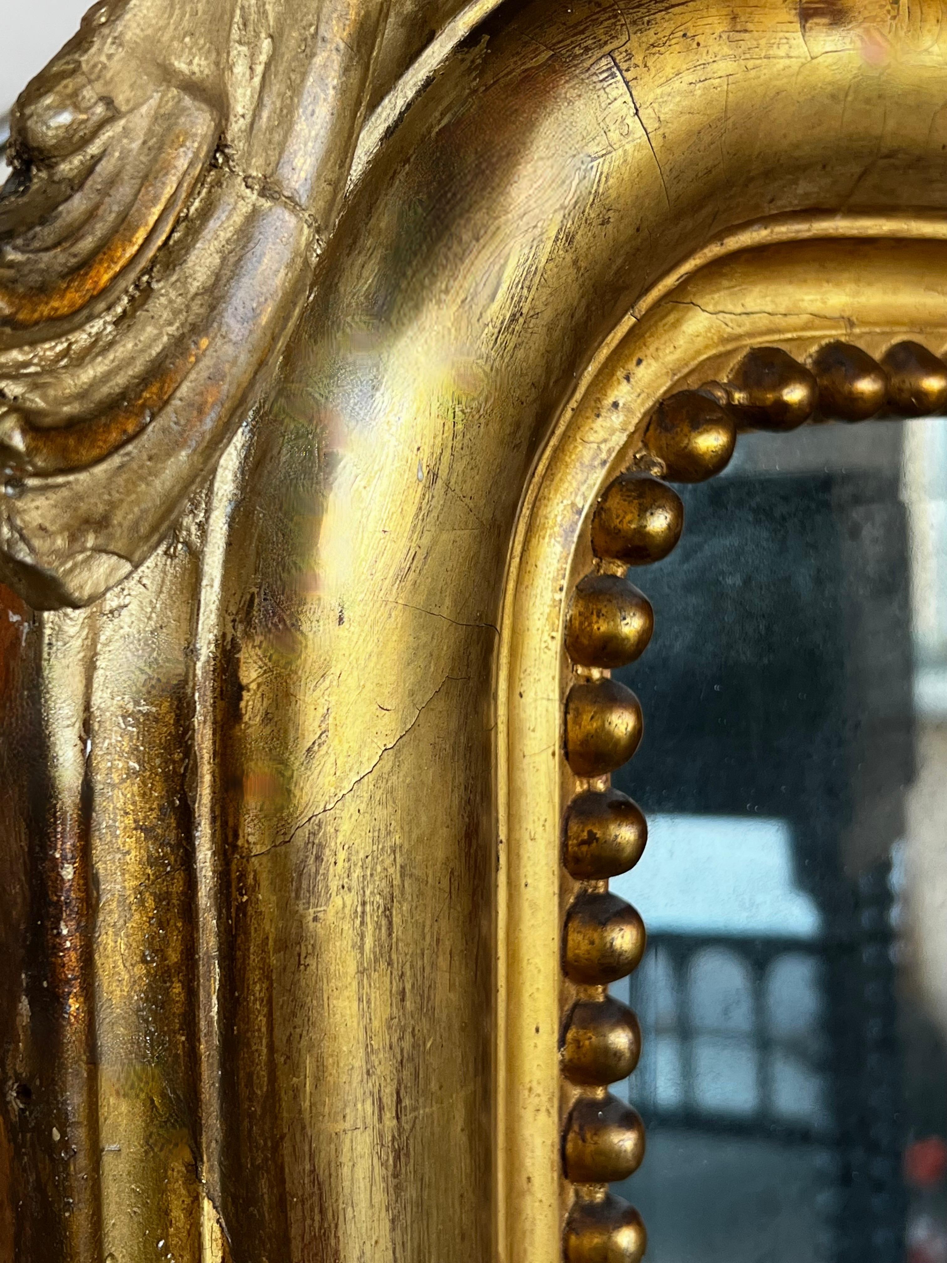 Specchio rettangolare in legno dorato intagliato di epoca impero francese del XIX secolo con stemma In condizioni buone in vendita a Miami, FL