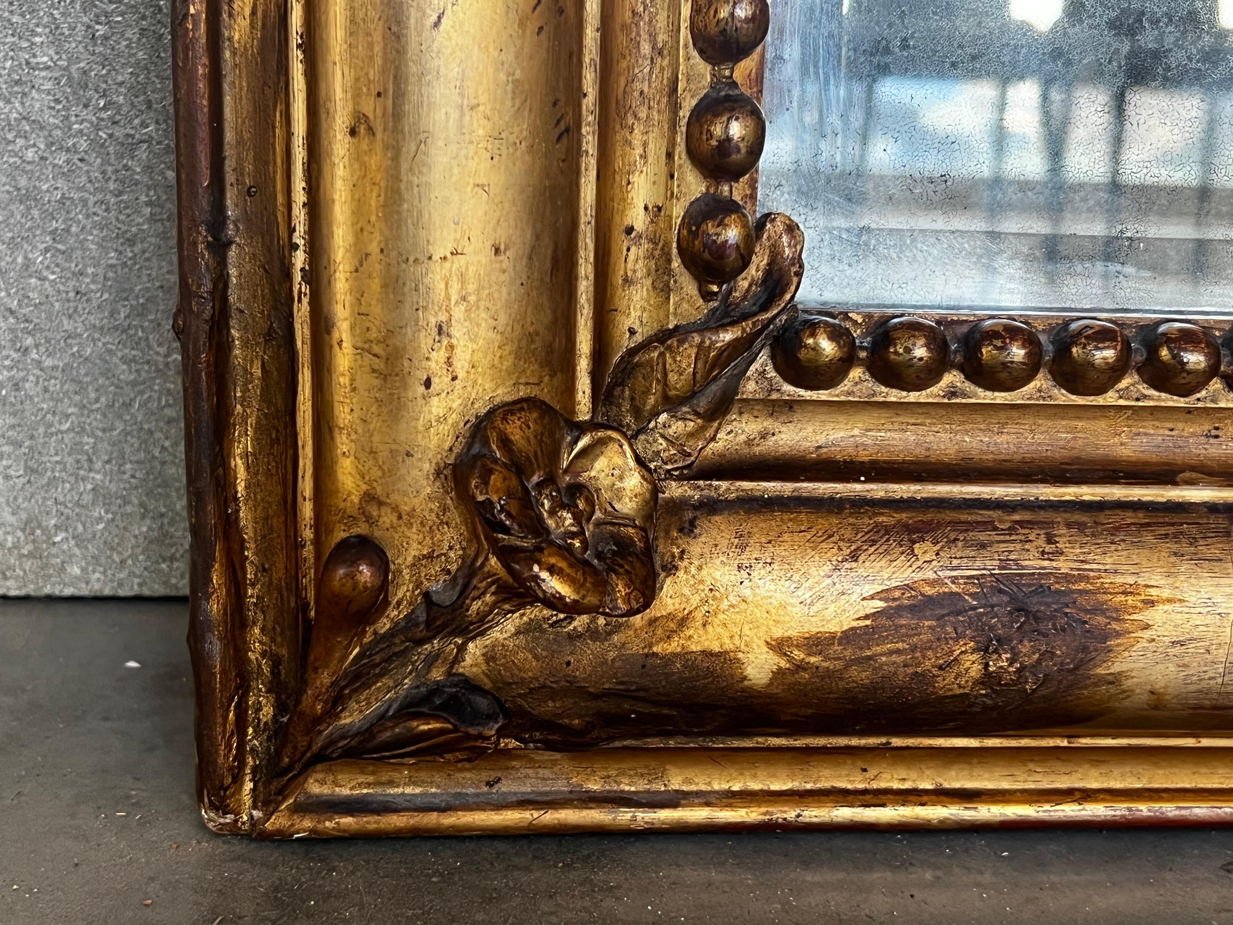 Fin du XIXe siècle Miroir rectangulaire en bois doré sculpté avec crête, datant de la période de l'Empire français, XIXe siècle en vente