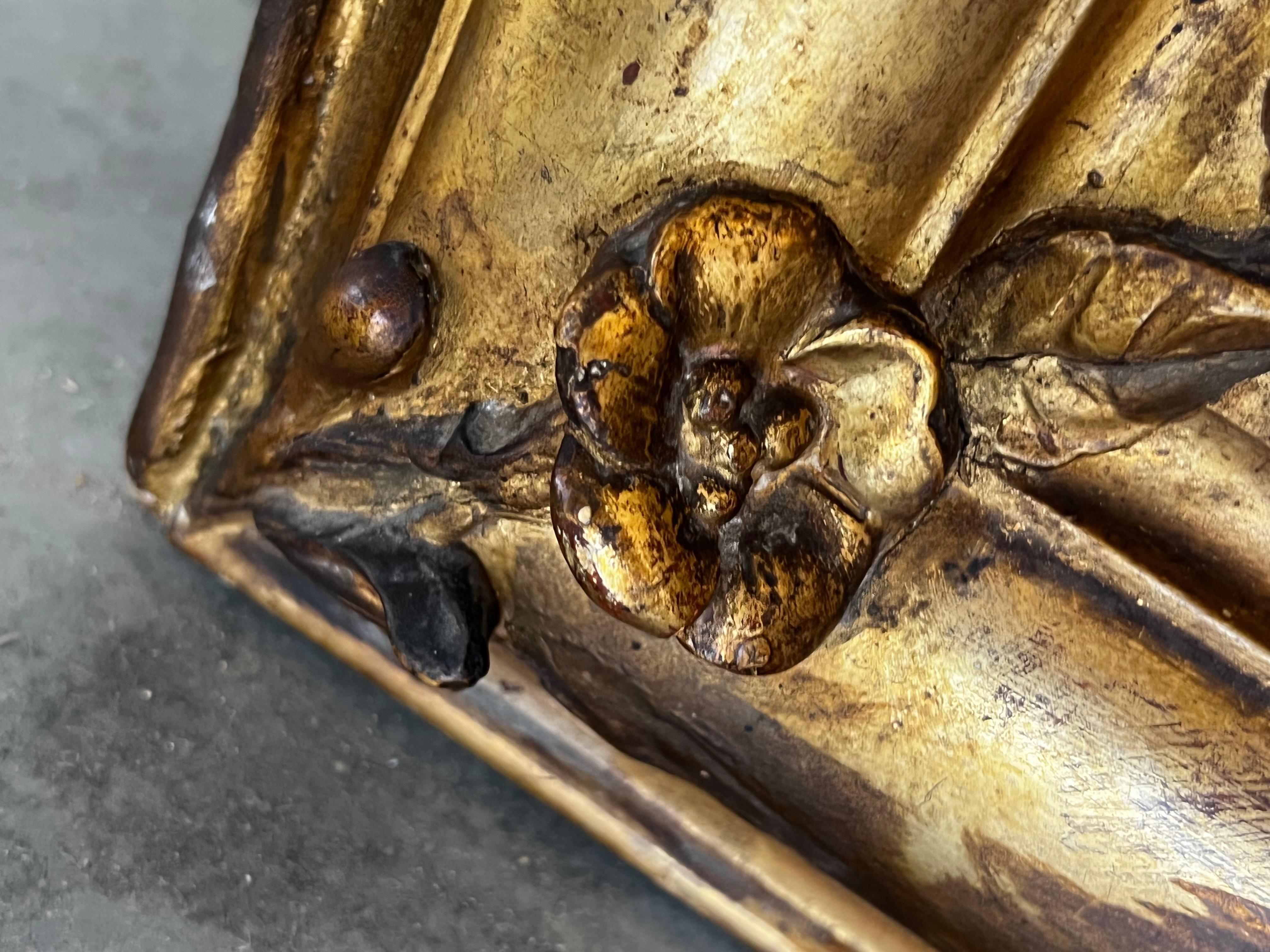 Legno dorato Specchio rettangolare in legno dorato intagliato di epoca impero francese del XIX secolo con stemma in vendita