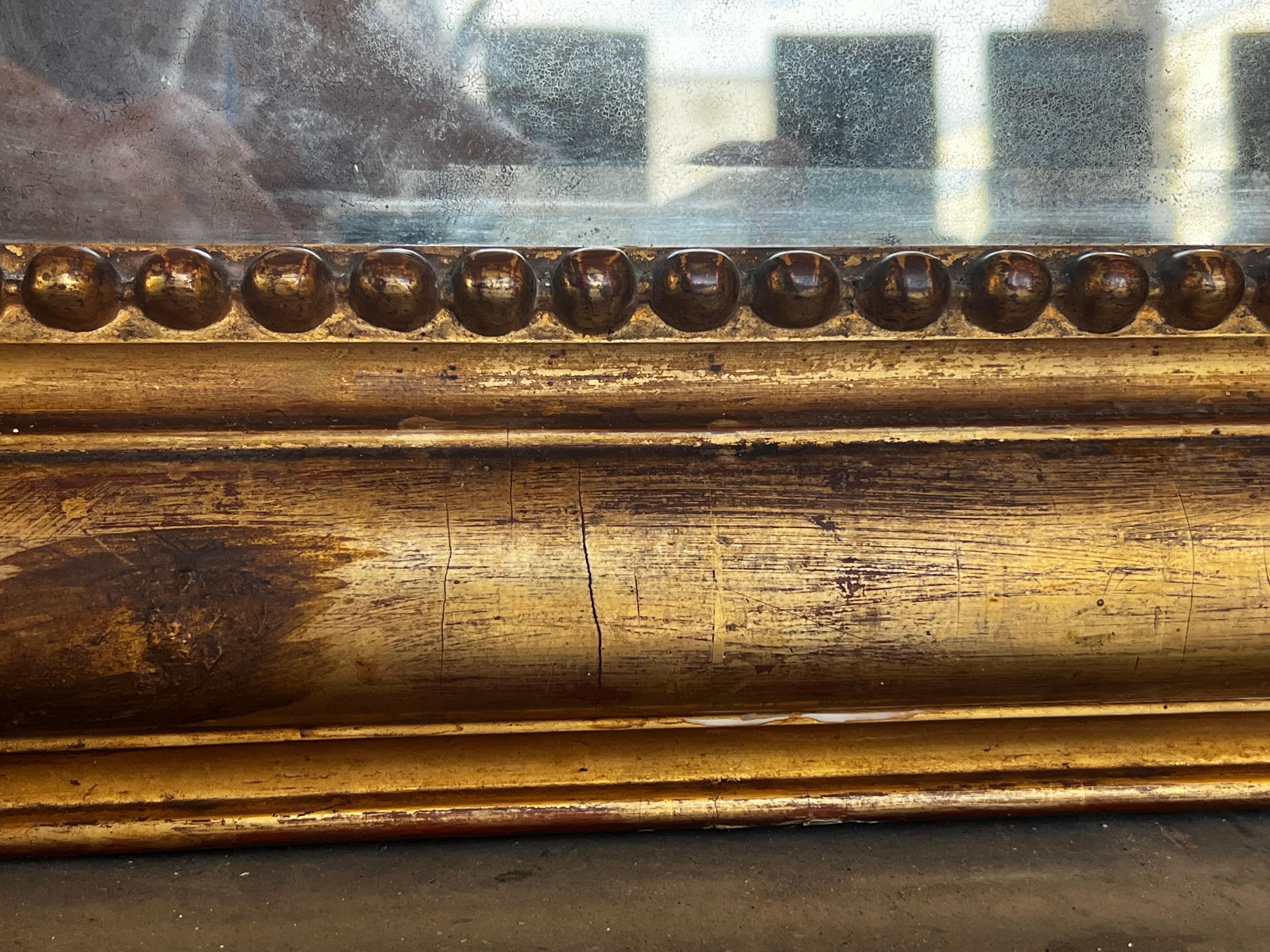 Specchio rettangolare in legno dorato intagliato di epoca impero francese del XIX secolo con stemma in vendita 1