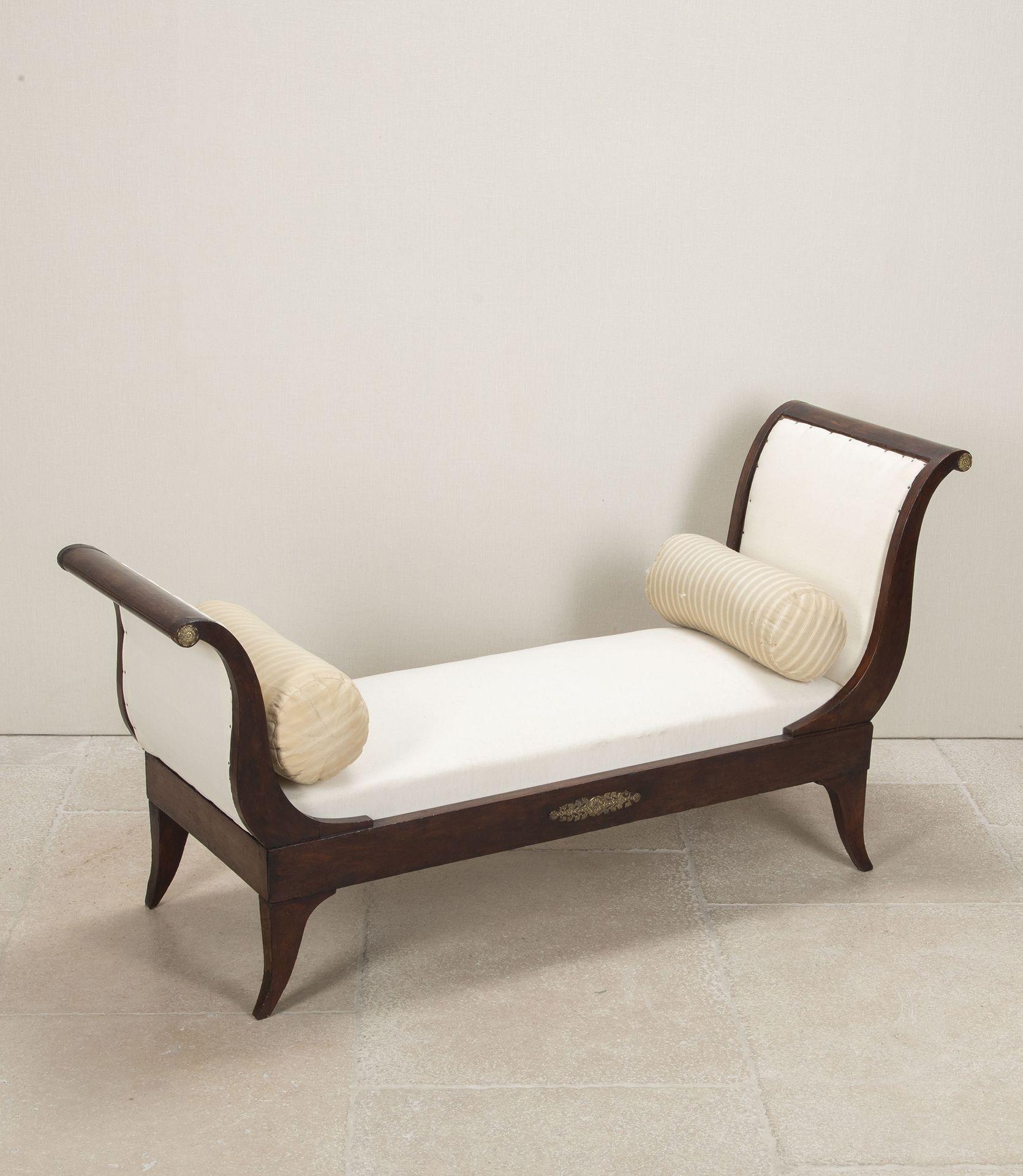 Elegante meridienne o letto da giorno in mogano francese del XIX secolo di belle proporzioni. Con scudi in bronzo e tondi floreali su entrambi i lati. Due cuscini bolsters. Un pezzo bellissimo che si adatta sia agli interni classici che a quelli