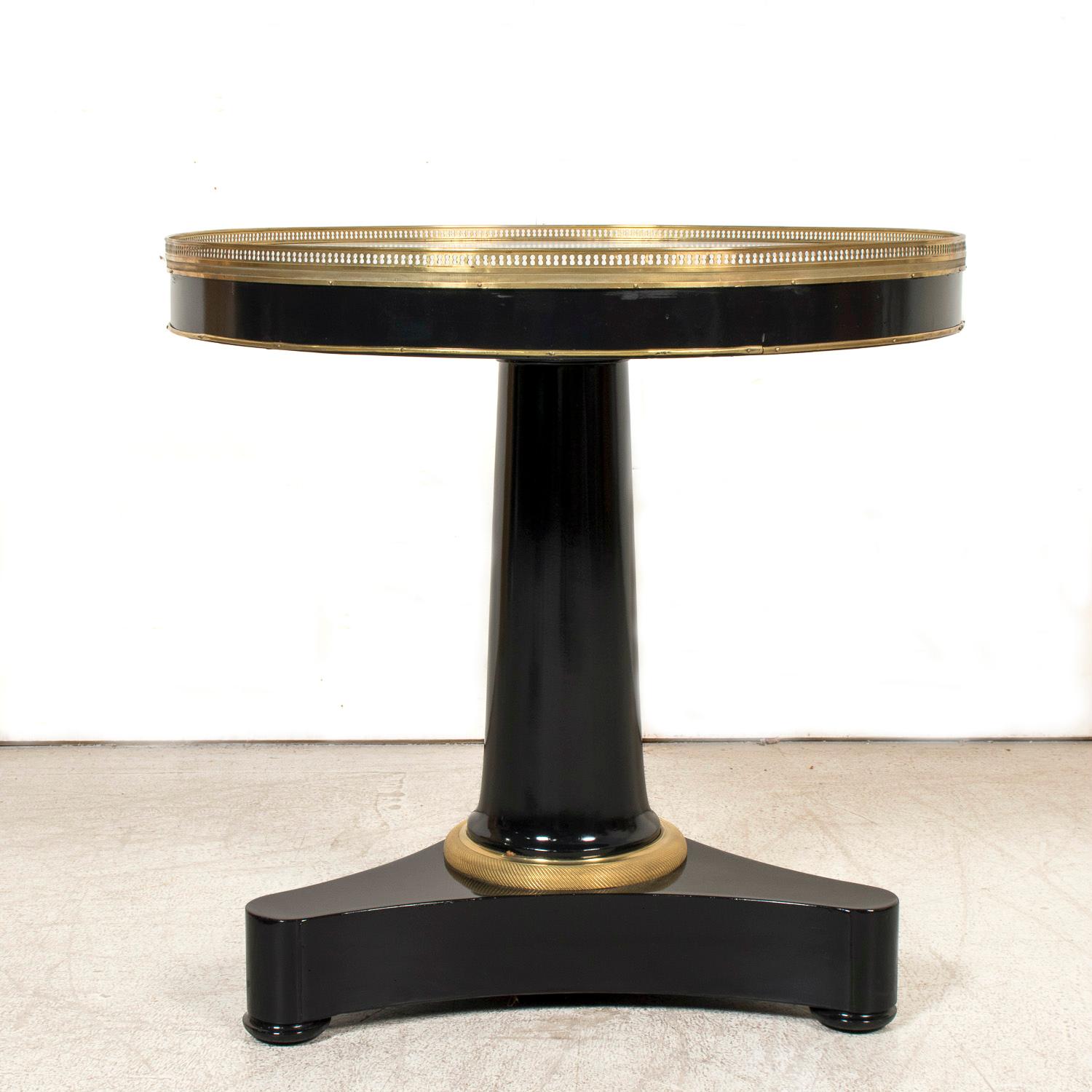 Mesa Gueridón Ebonizada de la Época Imperio Francesa del Siglo XIX con Mármol de Carrara en venta 8