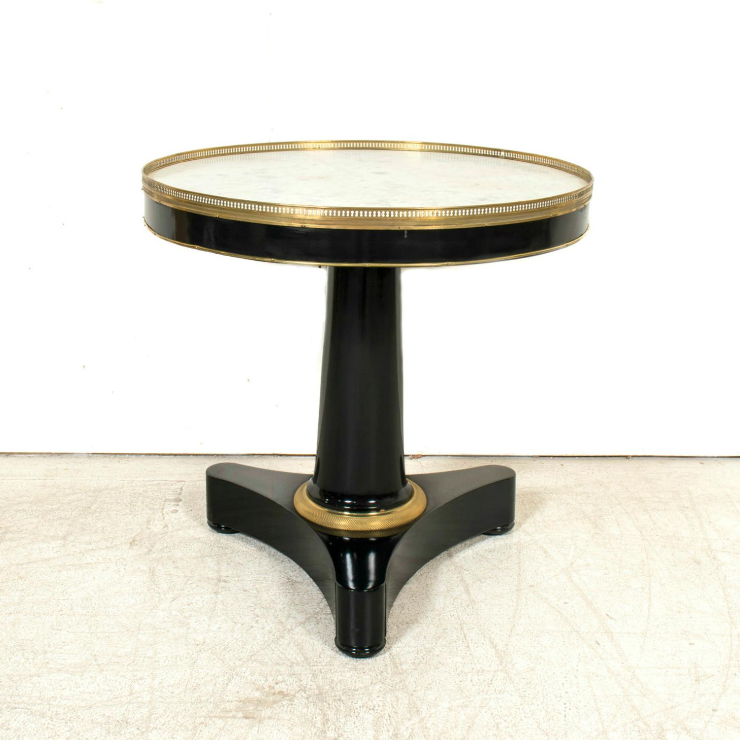 Mesa Gueridón Ebonizada de la Época Imperio Francesa del Siglo XIX con Mármol de Carrara siglo XIX en venta