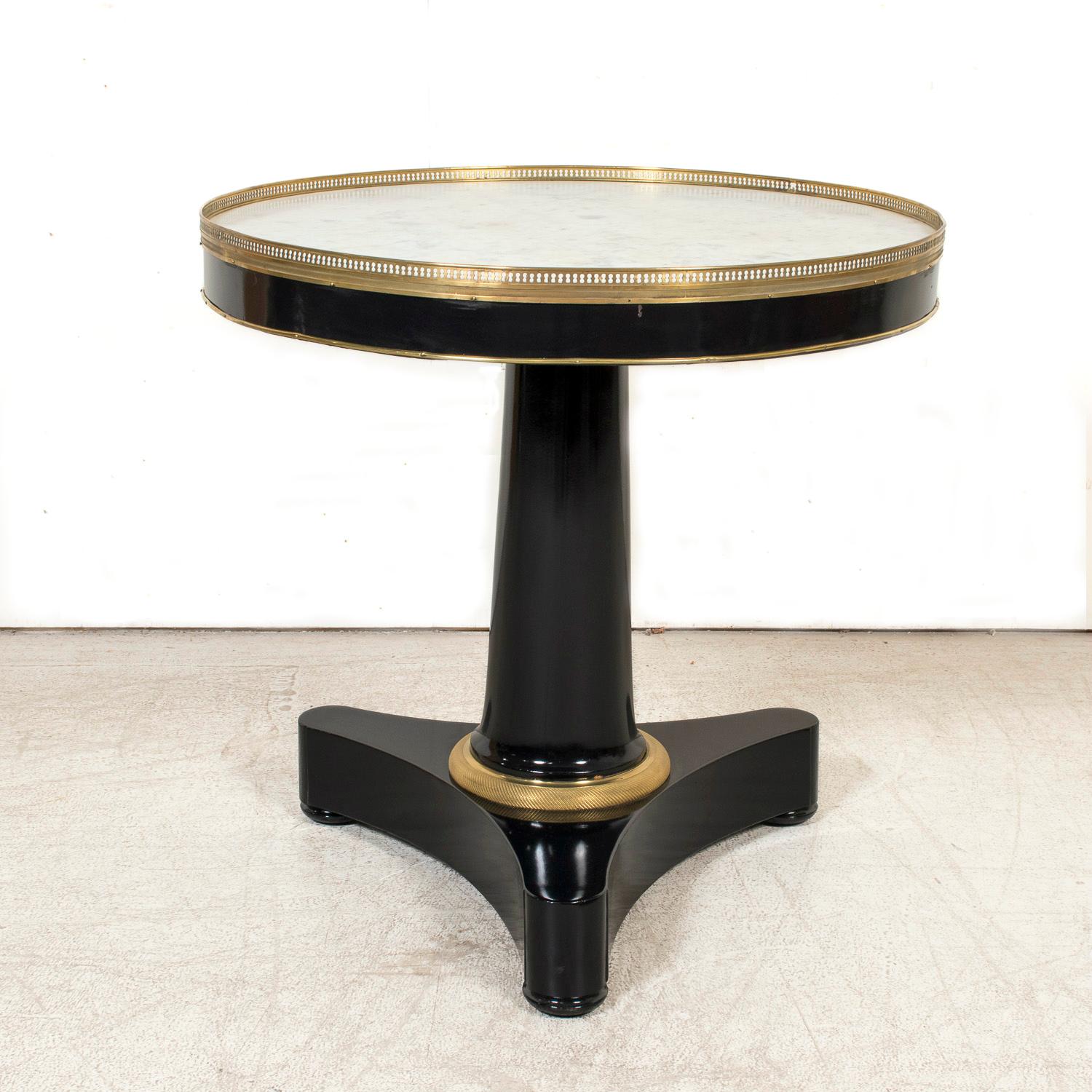 Mesa Gueridón Ebonizada de la Época Imperio Francesa del Siglo XIX con Mármol de Carrara Caoba en venta