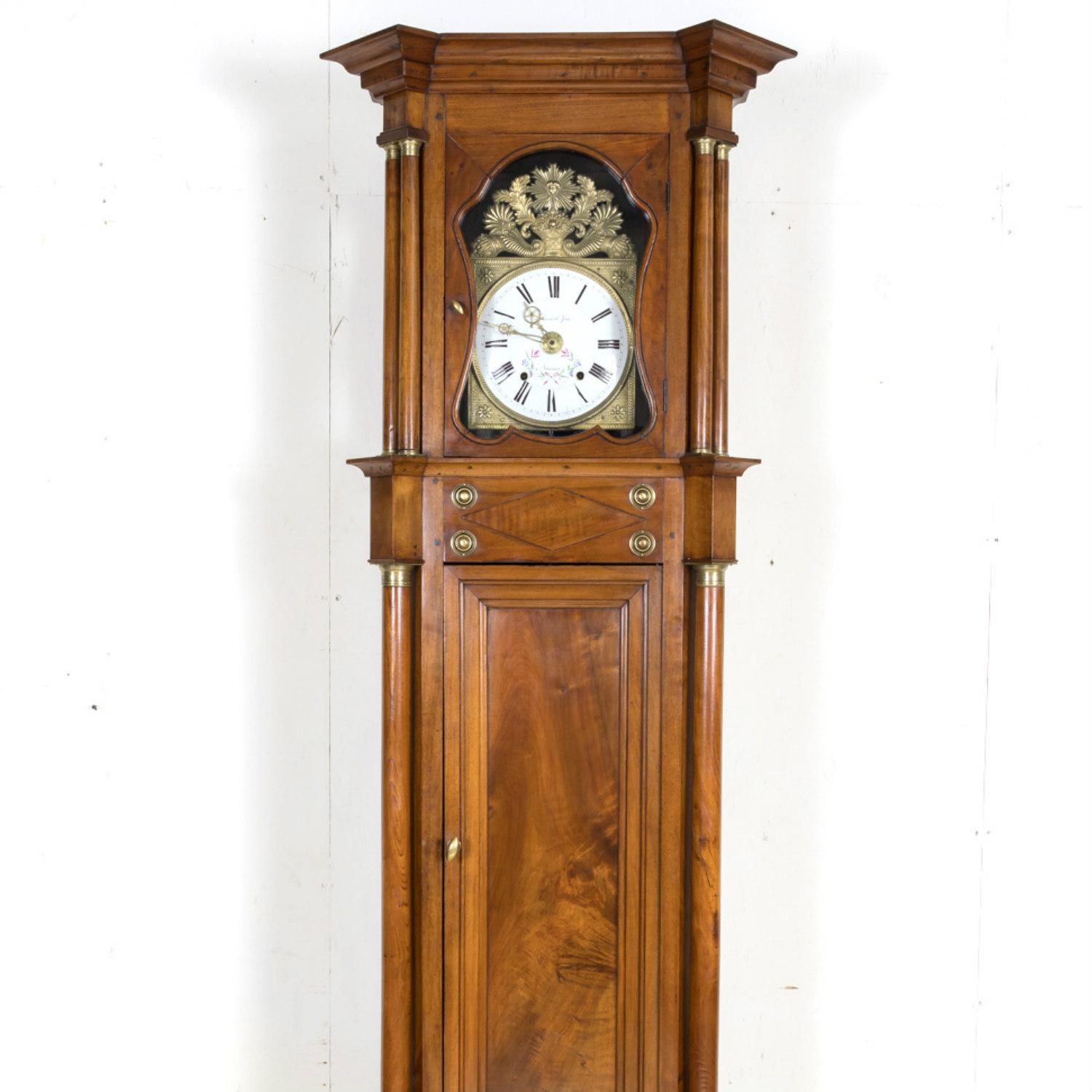 Superbe horloge de château du début du 19e siècle, d'époque Empire français, avec mouvement comtoise à huit jours, fabriquée à la main en noyer massif, vers 1815, entièrement d'origine. Cette grande et belle horloge de château à long buffet, dont la