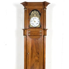 Orologio a cassa lunga a otto giorni in noce del periodo Impero francese del XIX secolo