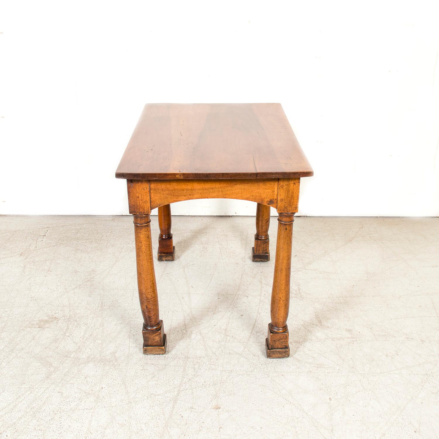 Table d'appoint en noyer d'époque Empire française du XIXe siècle avec pieds à colonnes doriques en vente 3