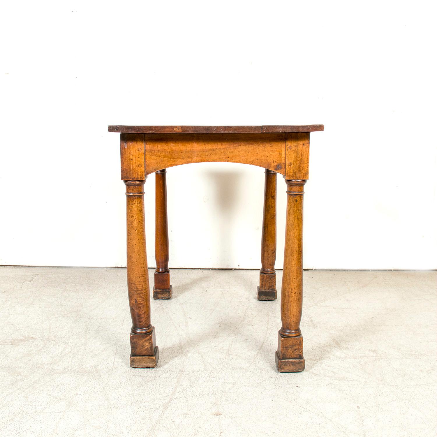Table d'appoint en noyer d'époque Empire française du XIXe siècle avec pieds à colonnes doriques en vente 4
