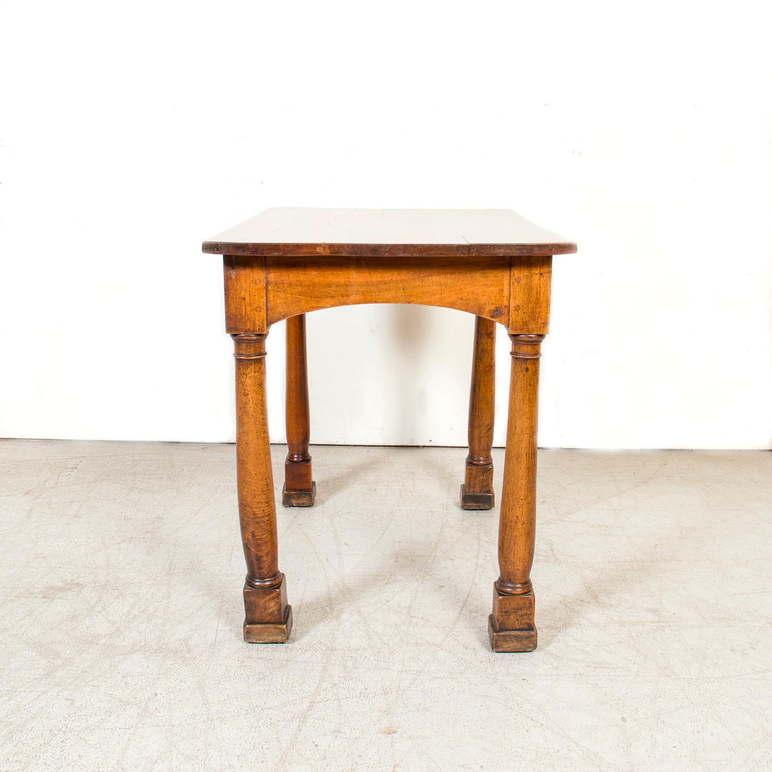 Table d'appoint en noyer d'époque Empire française du XIXe siècle avec pieds à colonnes doriques en vente 5