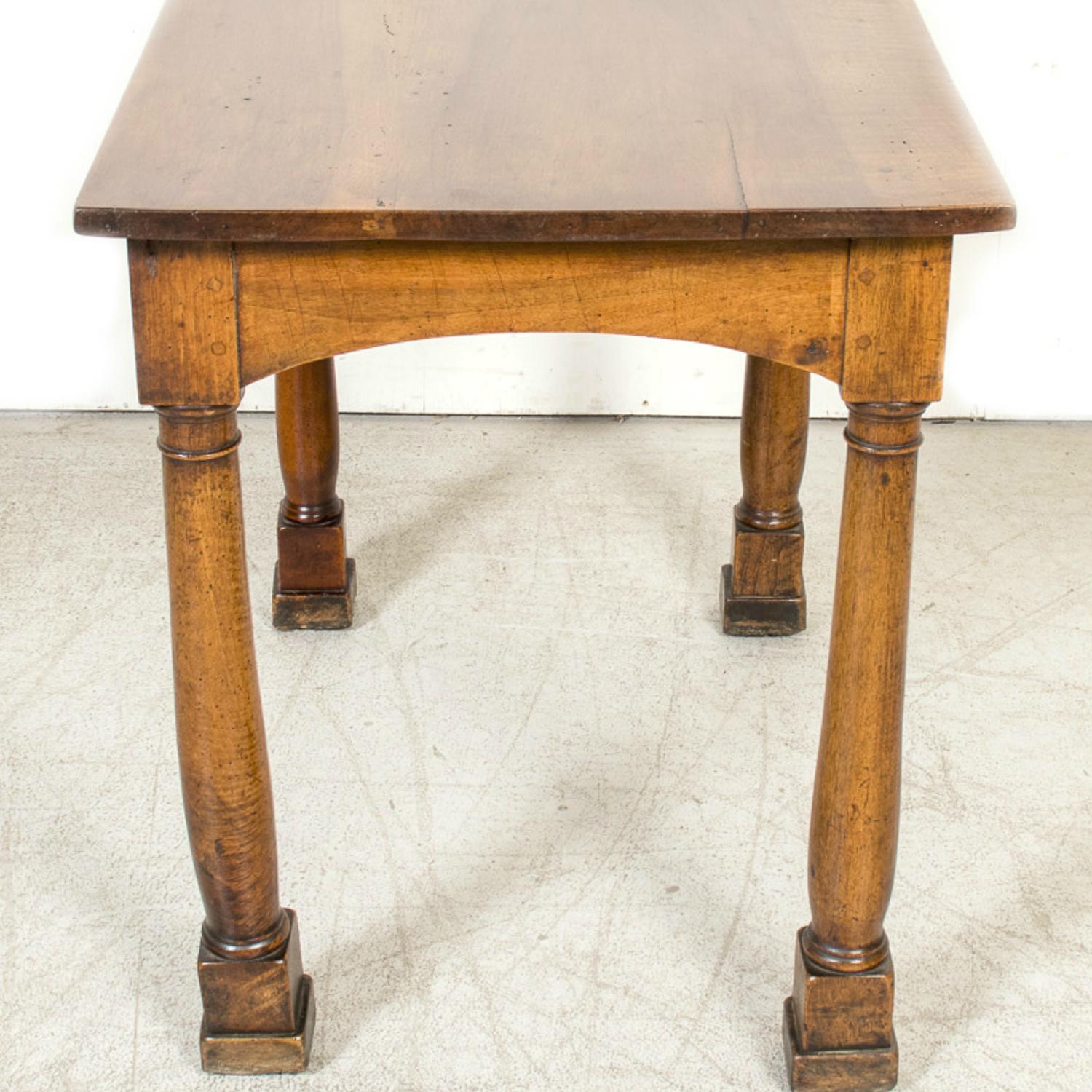 Table d'appoint en noyer d'époque Empire française du XIXe siècle avec pieds à colonnes doriques en vente 6