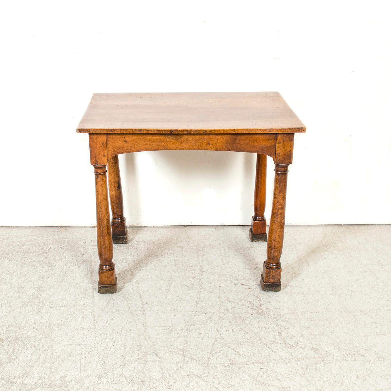 Table d'appoint en noyer d'époque Empire française du XIXe siècle avec pieds à colonnes doriques en vente 7