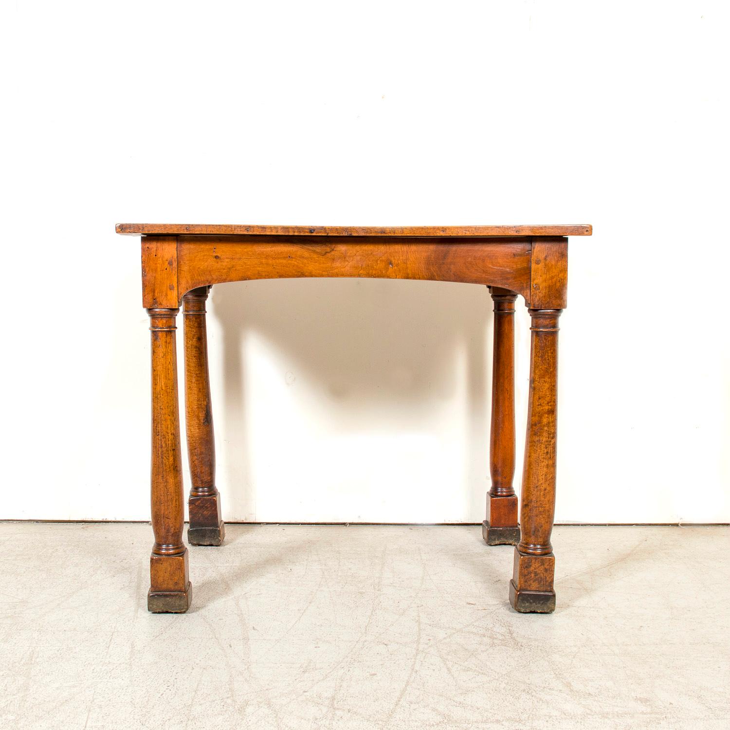 Table d'appoint en noyer d'époque Empire française du XIXe siècle avec pieds à colonnes doriques en vente 8