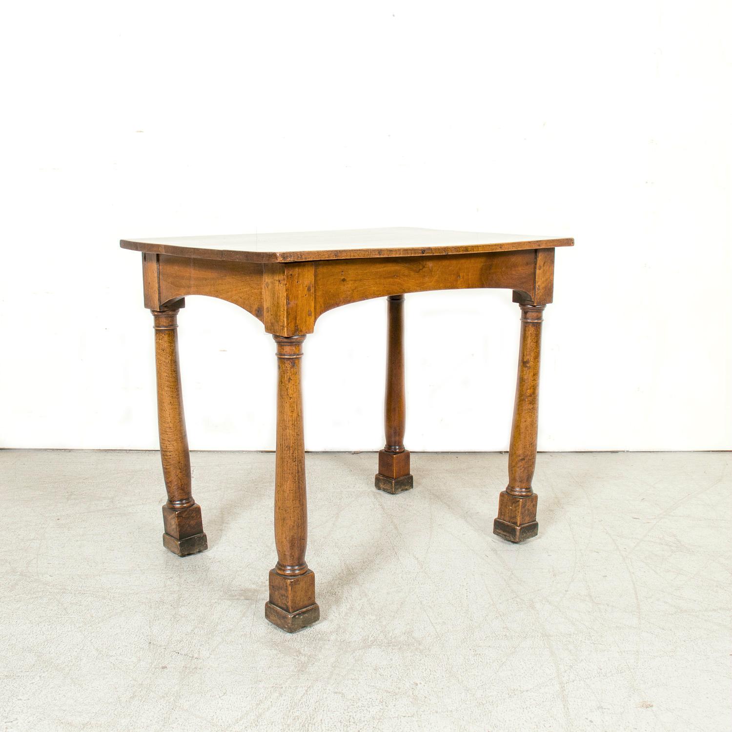 Français Table d'appoint en noyer d'époque Empire française du XIXe siècle avec pieds à colonnes doriques en vente
