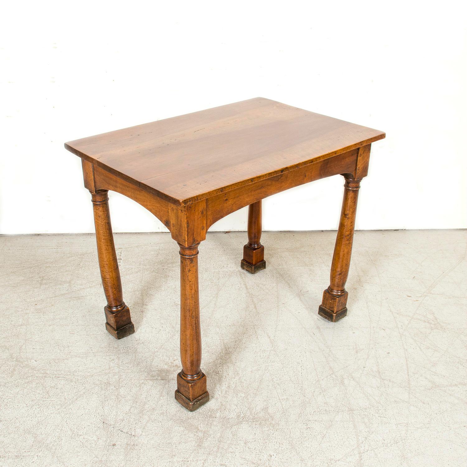Fait main Table d'appoint en noyer d'époque Empire française du XIXe siècle avec pieds à colonnes doriques en vente