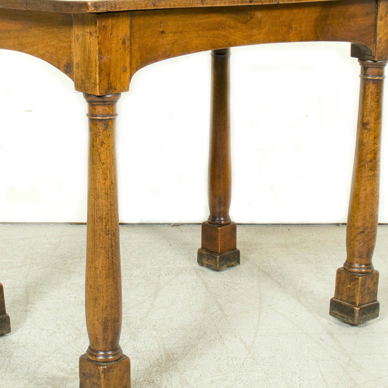 Table d'appoint en noyer d'époque Empire française du XIXe siècle avec pieds à colonnes doriques Bon état - En vente à Birmingham, AL