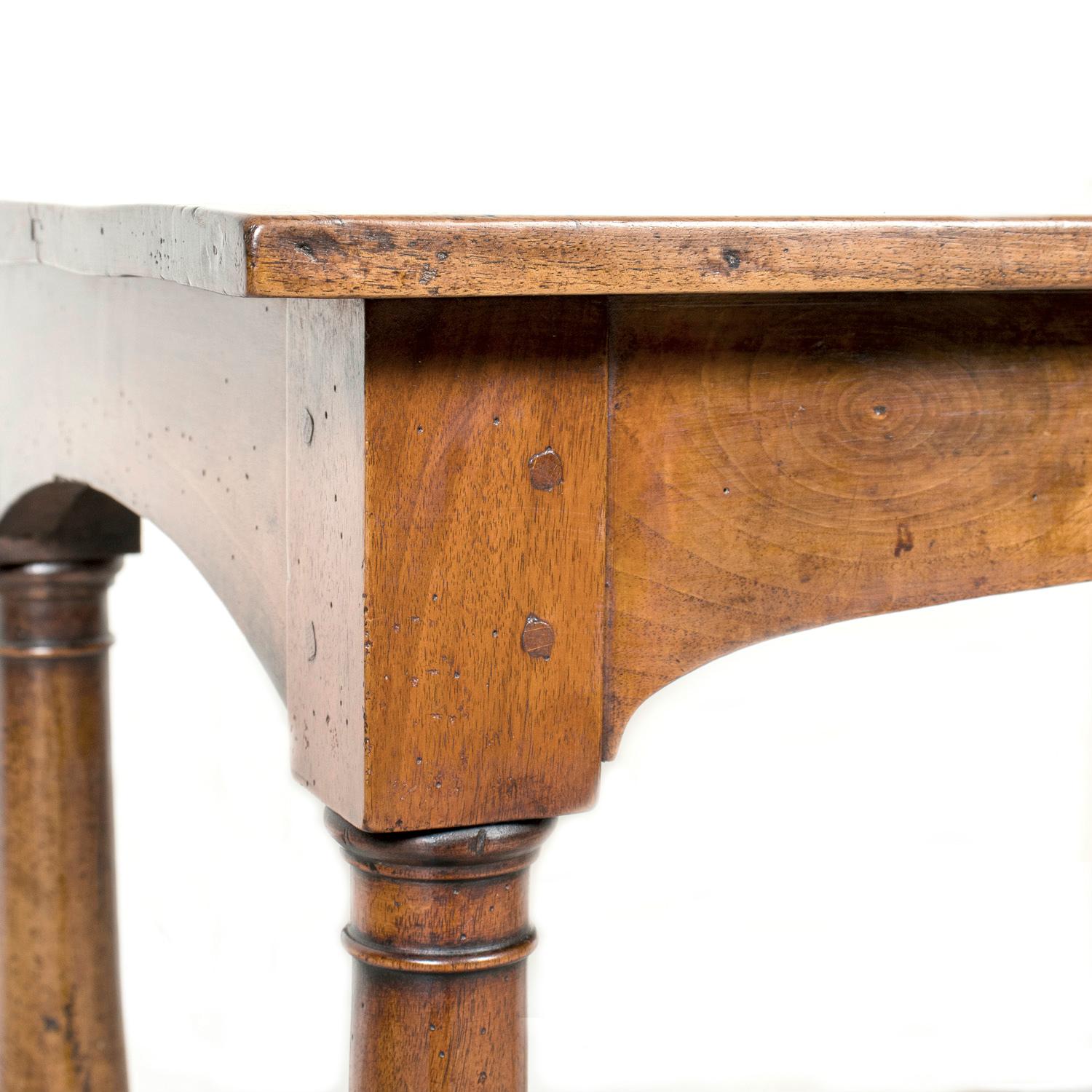 Début du XIXe siècle Table d'appoint en noyer d'époque Empire française du XIXe siècle avec pieds à colonnes doriques en vente