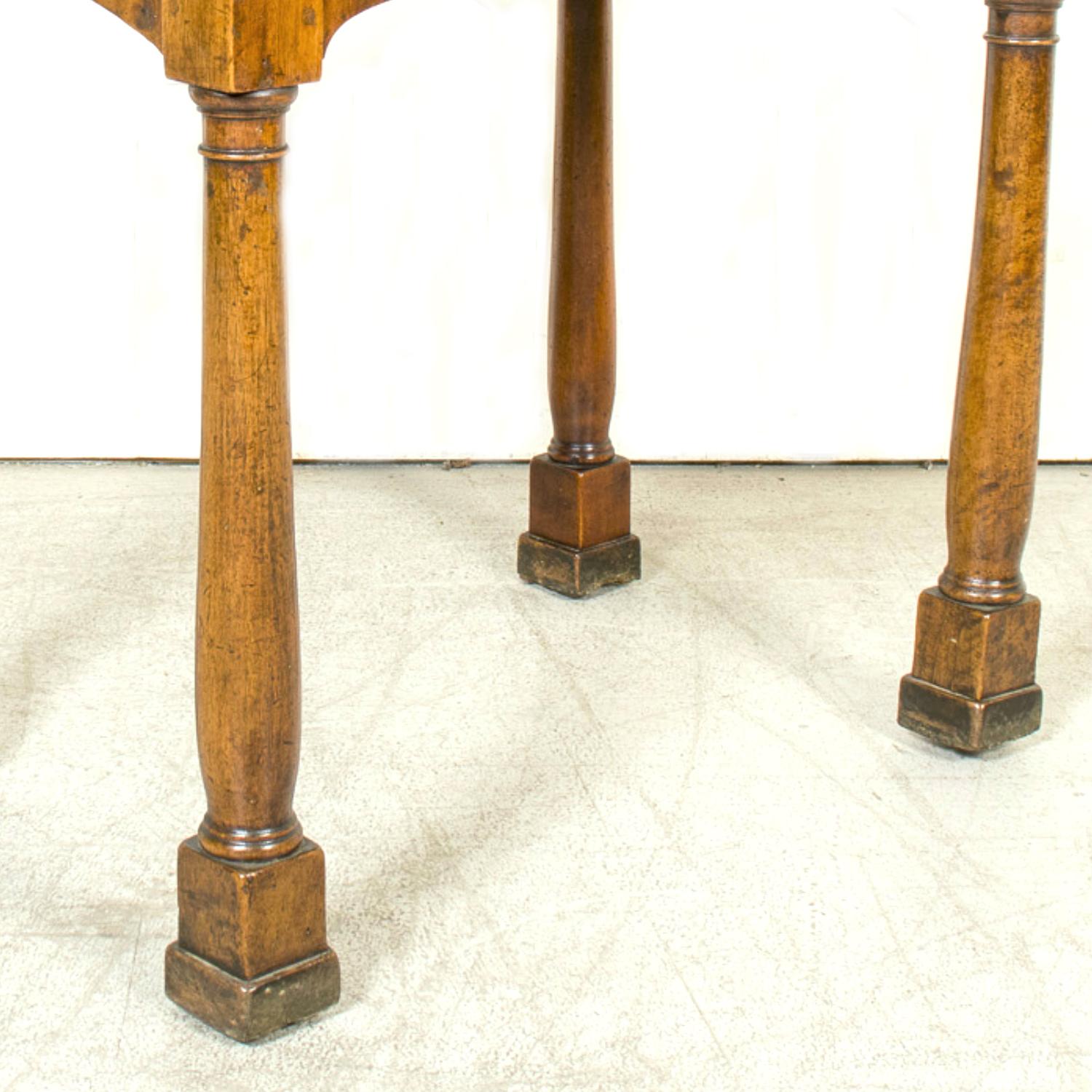 Noyer Table d'appoint en noyer d'époque Empire française du XIXe siècle avec pieds à colonnes doriques en vente