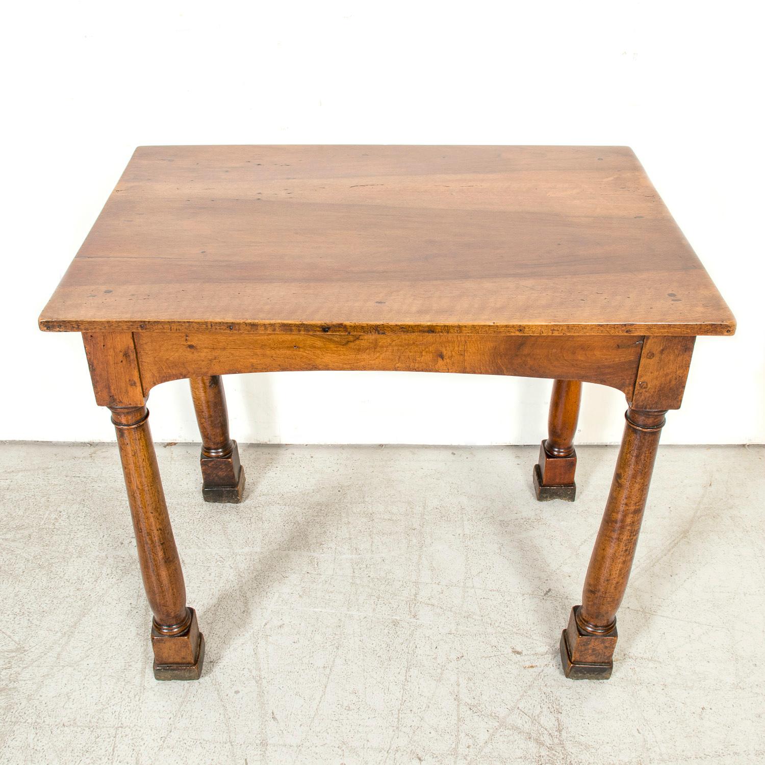 Table d'appoint en noyer d'époque Empire française du XIXe siècle avec pieds à colonnes doriques en vente 1