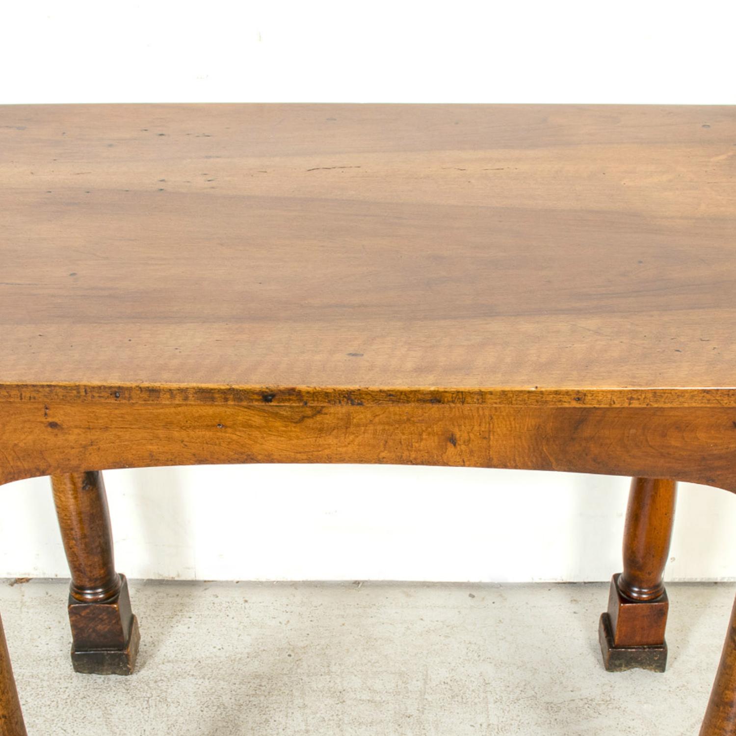 Table d'appoint en noyer d'époque Empire française du XIXe siècle avec pieds à colonnes doriques en vente 2