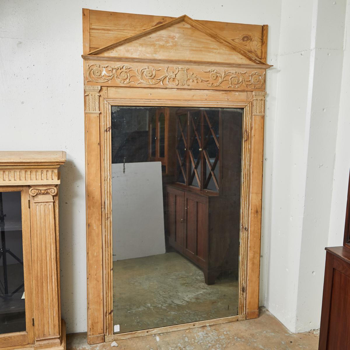 Miroir Empire français du 19ème siècle avec plateau à fronton néoclassique en vente 1