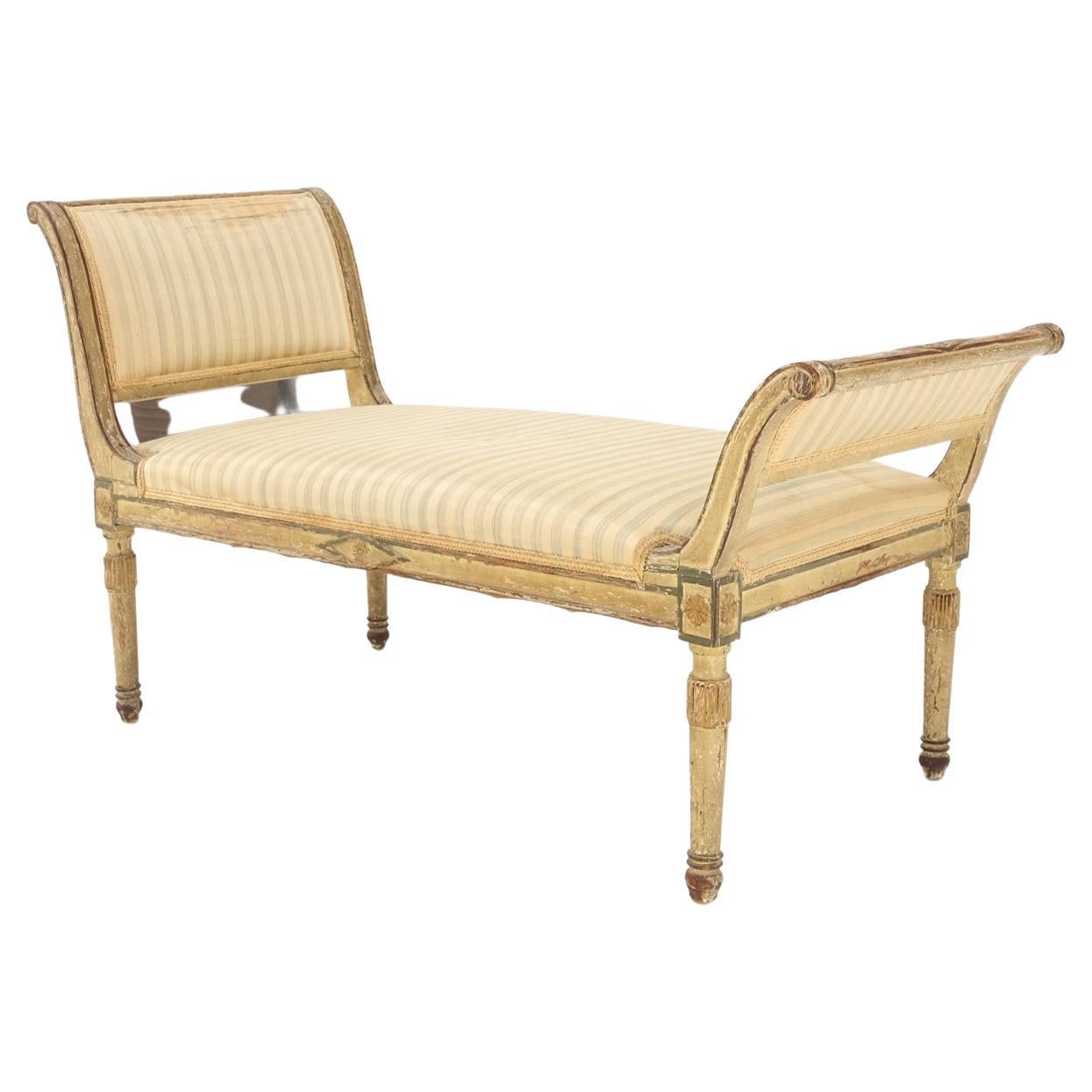 Banc à bras inclinable de style Empire français du 19ème siècle aveccamier sculpté, vieilli et en mauvais état 