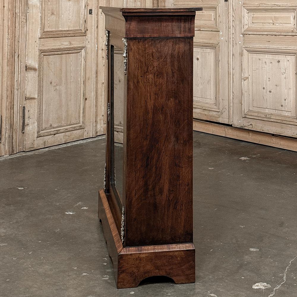 Vetrina in legno di noce intarsiato del XIX secolo in stile Revival Impero francese in vendita 9