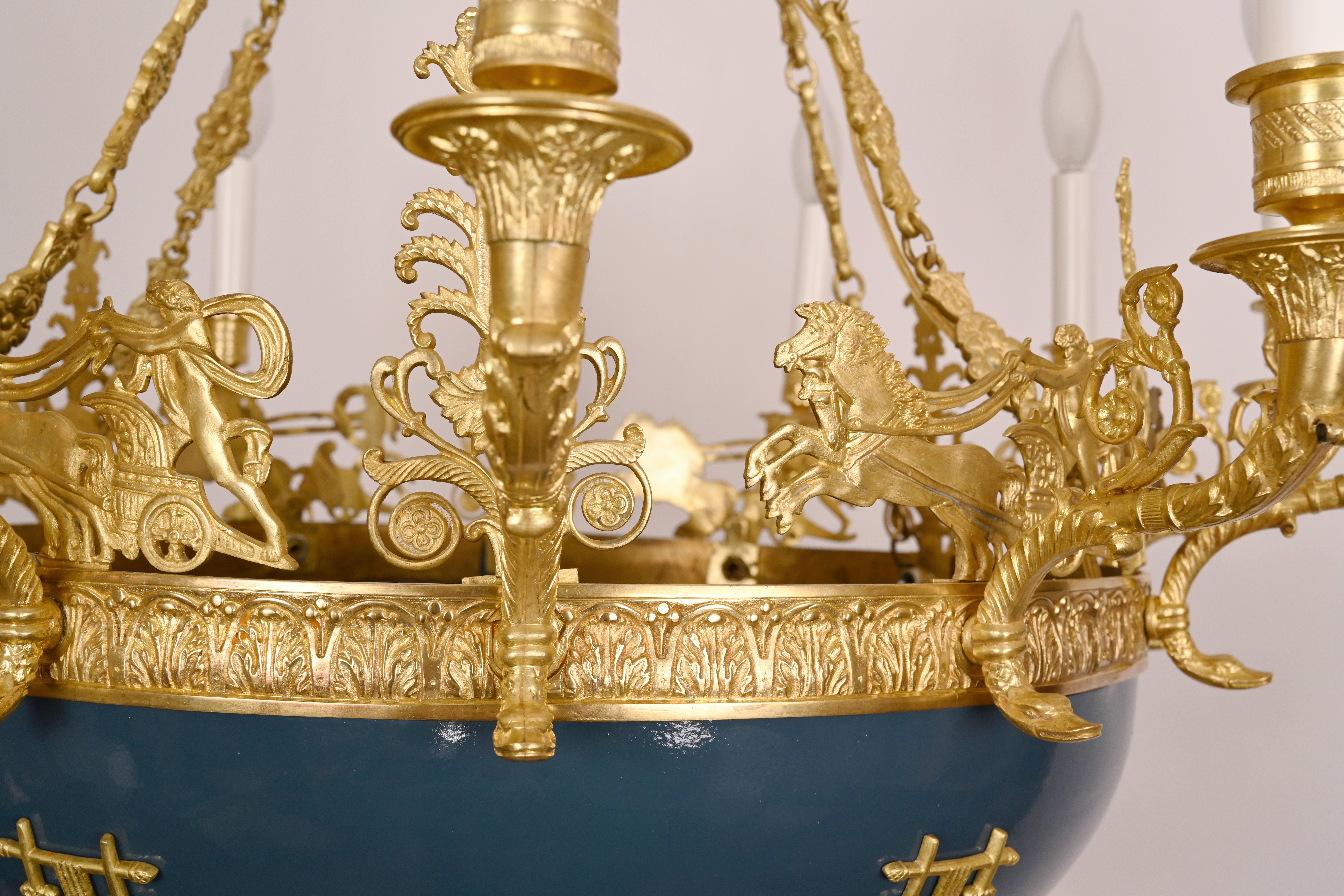 Französischer Kronleuchter im Empire-Stil mit blau bemalter Schale, Bronzebeschlägen im Empire-Stil und detaillierten Wagenlenkern aus Bronzeguss, aufgehängt an einer Bronzekette und einem kronenförmigen Baldachin, um 1880.
 