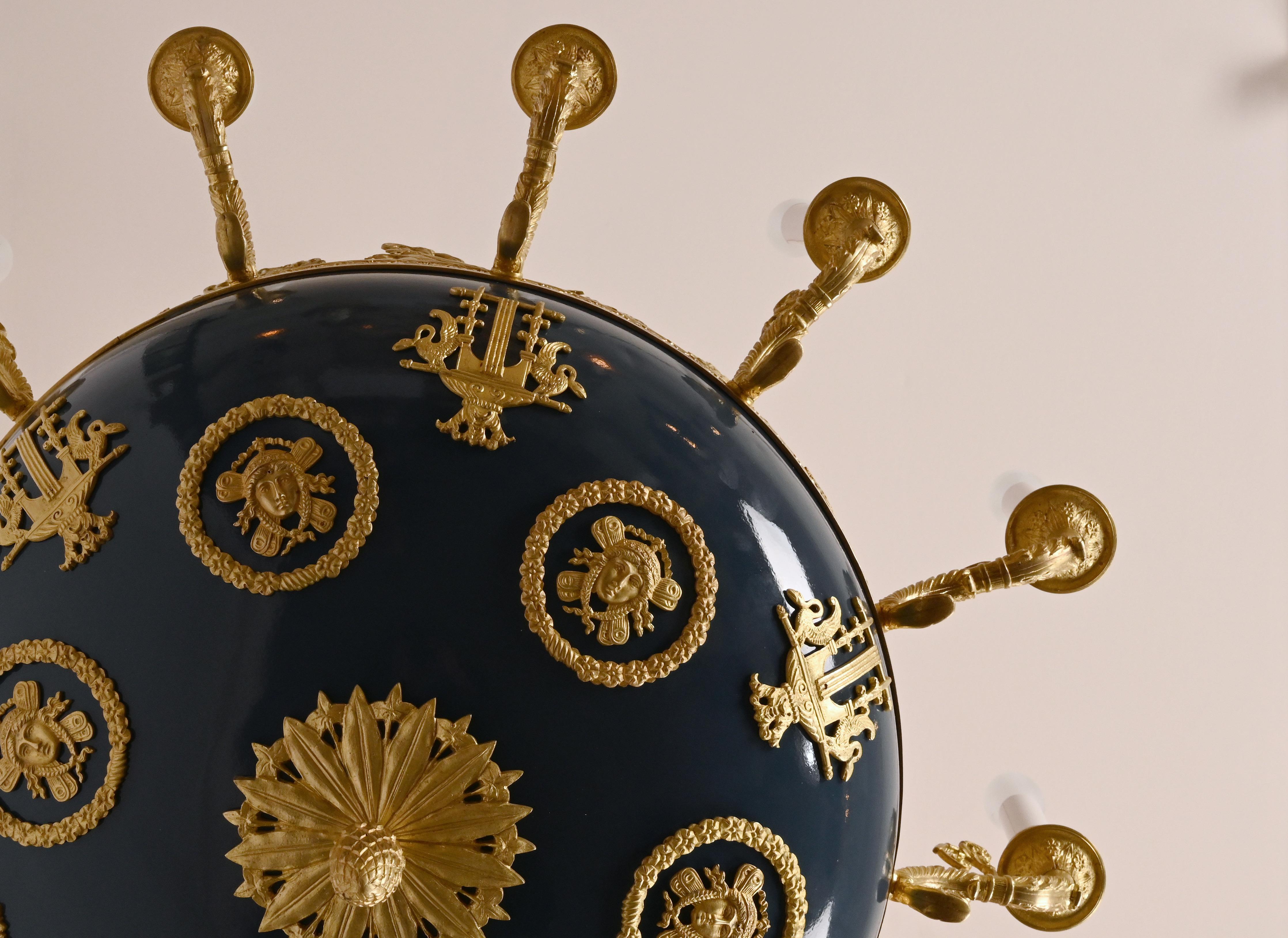 Kronleuchter im französischen Empire-Stil des 19. Jahrhunderts (Bronze) im Angebot