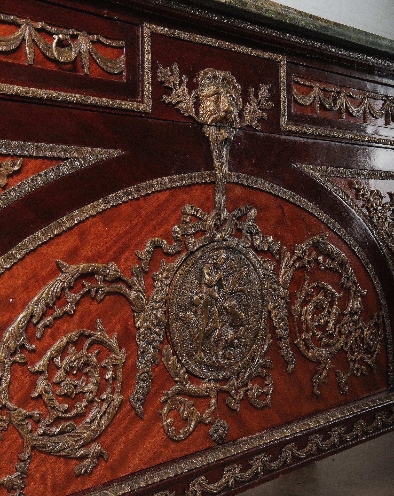 Francese Credenza Impero francese del XIX secolo con montature in bronzo dorato e piano in marmo verde in vendita